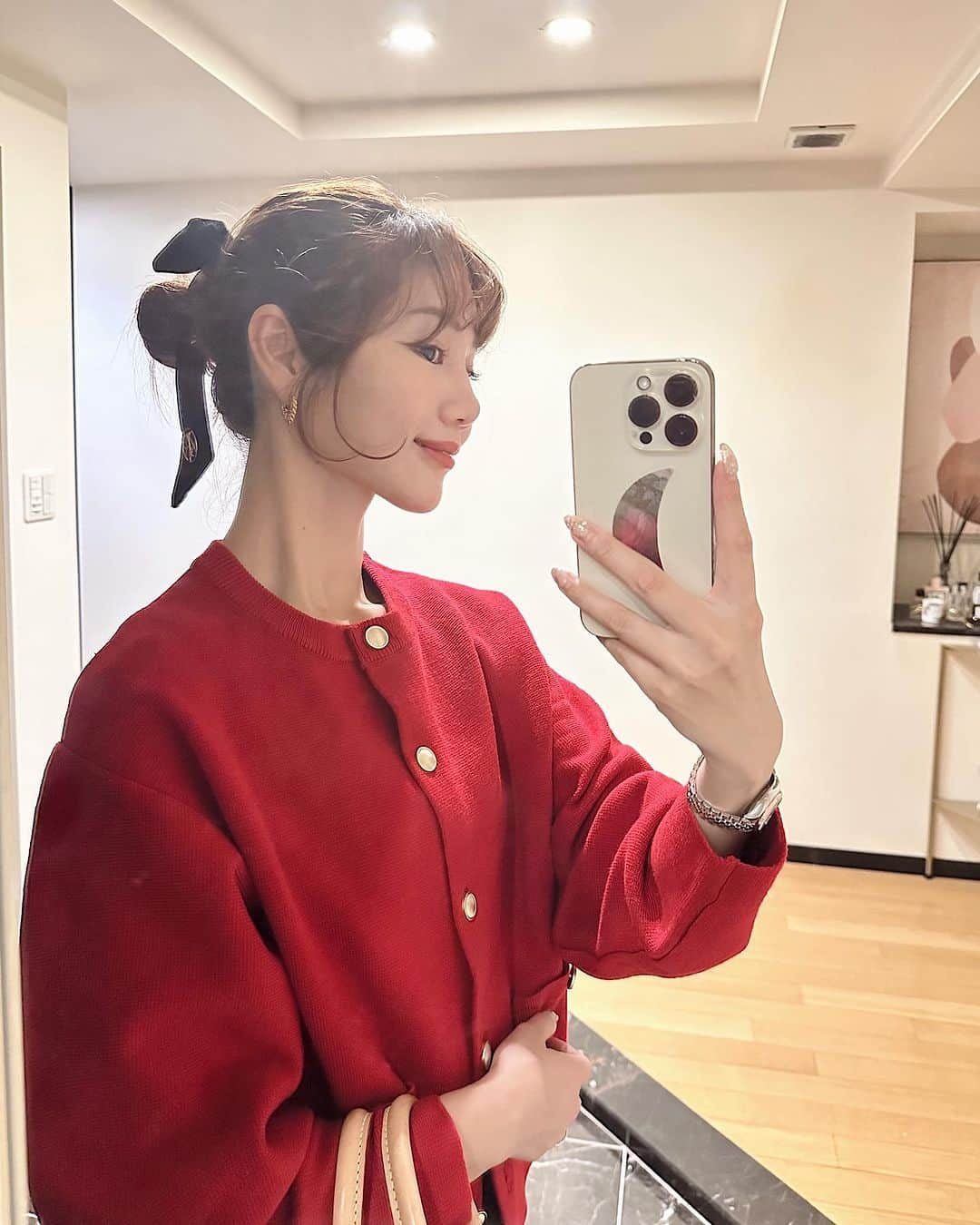 ほしのこさんのインスタグラム写真 - (ほしのこInstagram)「赤❤️な日　  赤にお団子ヘアにベロアのバレッタ🫰 バレッタ @aprily_officialsite  （10/14 21:00〜発売start） だよ❤︎   あっこの髪の毛の長さともまたしばしお別れしようと思って 最後にお団子ヘア納めっ✂︎😶  カーディガン @titivatejp  トレンドの赤を取り入れていこうのまき  デニム @yanuk_official  Rush のスリムテーパードデニムパンツが細みえするけど スキニーみたいにピタッとしないから、ラインが絶妙✨ ヤヌークはお気に入りデニムブランドの1つ！  パンプス @odetteeodile  秋は特に登場率高め 今年もばんばん履いてく♡  #コーディネート#秋服#赤コーデ」10月10日 20時56分 - hoshinoko728