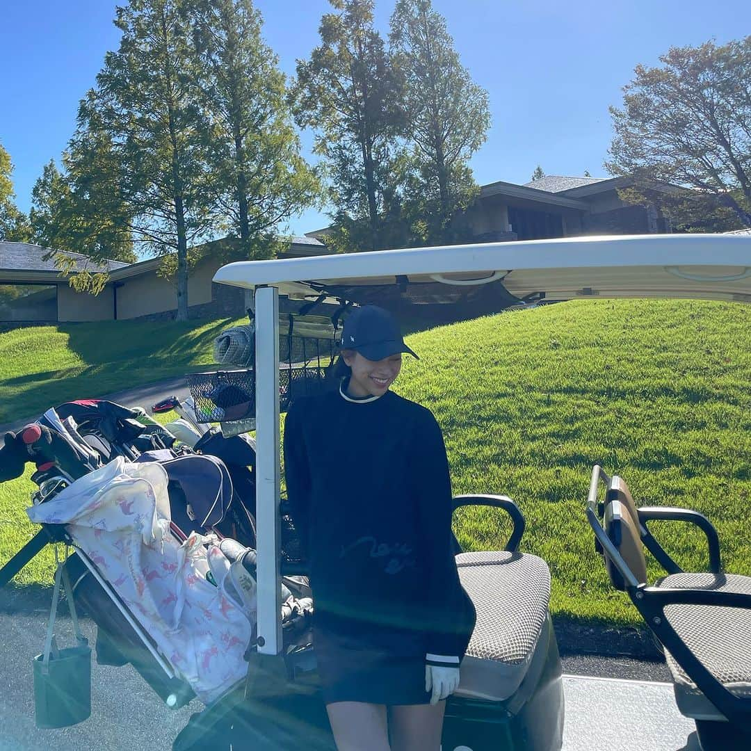 紺野ゆりさんのインスタグラム写真 - (紺野ゆりInstagram)「【NEWERA✖️YURI KONNO】⛳️💛 ☆コラボウェア☆  シャツタイプは、ゆったりめを作りました☆  秋冬はヒートテックなど着込むので、 トップスは特にゆるめが好き✨  基本的にはNEWERAはMサイズだけど、 シャツはLにしました😊  グレーとカーキを作ったよ🩶💚 ４枚目のモックネックトレーナーは黒とモスグリーン🖤💚  とても着心地の良い素材で伸びも良いので、 沢山の人に着てもらえますように✨  季節問わず使えるレザースカートとレザーキャップもおすすめです☺️  #yurigolf🦋  #newera#ニューエラゴルフ#neweragolf#ゆりコラボ  #golf#golfswing#ゴルフスイング#golfwear#ゴルフ女子#골프#골프스윙#골프여자 #ゴルフウェア」10月10日 21時08分 - yuri_konno_official