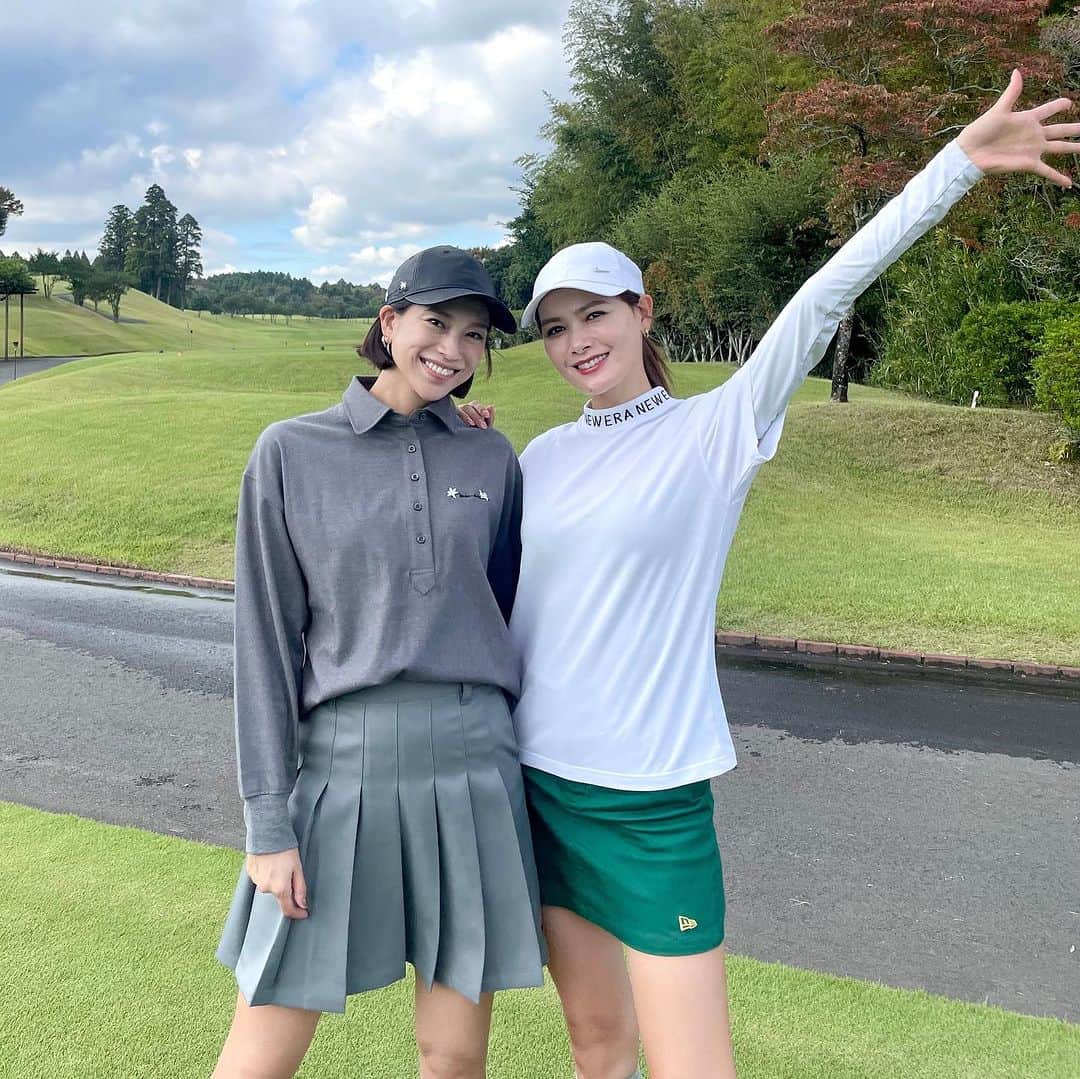 紺野ゆりさんのインスタグラム写真 - (紺野ゆりInstagram)「【NEWERA✖️YURI KONNO】⛳️💛 ☆コラボウェア☆  シャツタイプは、ゆったりめを作りました☆  秋冬はヒートテックなど着込むので、 トップスは特にゆるめが好き✨  基本的にはNEWERAはMサイズだけど、 シャツはLにしました😊  グレーとカーキを作ったよ🩶💚 ４枚目のモックネックトレーナーは黒とモスグリーン🖤💚  とても着心地の良い素材で伸びも良いので、 沢山の人に着てもらえますように✨  季節問わず使えるレザースカートとレザーキャップもおすすめです☺️  #yurigolf🦋  #newera#ニューエラゴルフ#neweragolf#ゆりコラボ  #golf#golfswing#ゴルフスイング#golfwear#ゴルフ女子#골프#골프스윙#골프여자 #ゴルフウェア」10月10日 21時08分 - yuri_konno_official