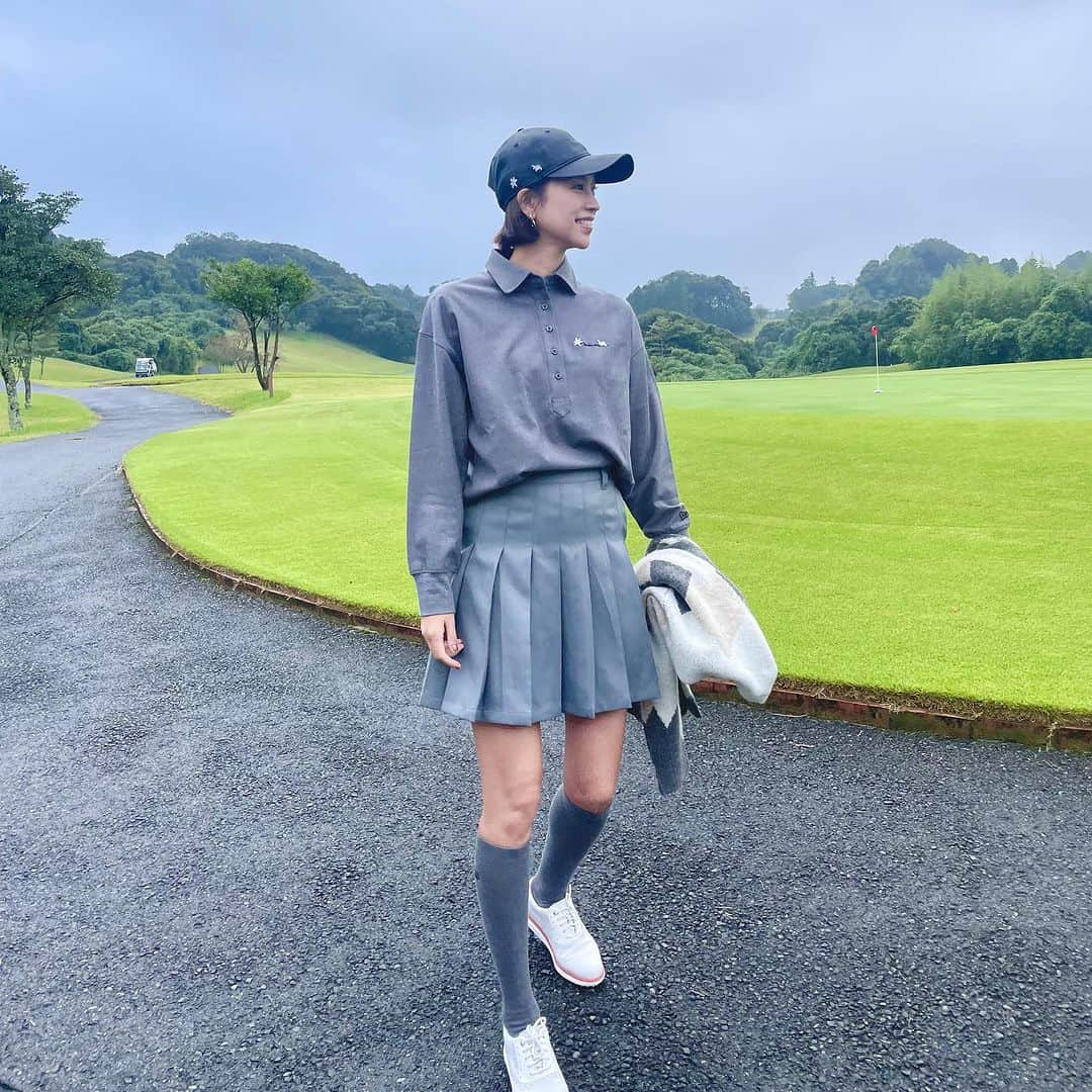 紺野ゆりさんのインスタグラム写真 - (紺野ゆりInstagram)「【NEWERA✖️YURI KONNO】⛳️💛 ☆コラボウェア☆  シャツタイプは、ゆったりめを作りました☆  秋冬はヒートテックなど着込むので、 トップスは特にゆるめが好き✨  基本的にはNEWERAはMサイズだけど、 シャツはLにしました😊  グレーとカーキを作ったよ🩶💚 ４枚目のモックネックトレーナーは黒とモスグリーン🖤💚  とても着心地の良い素材で伸びも良いので、 沢山の人に着てもらえますように✨  季節問わず使えるレザースカートとレザーキャップもおすすめです☺️  #yurigolf🦋  #newera#ニューエラゴルフ#neweragolf#ゆりコラボ  #golf#golfswing#ゴルフスイング#golfwear#ゴルフ女子#골프#골프스윙#골프여자 #ゴルフウェア」10月10日 21時08分 - yuri_konno_official