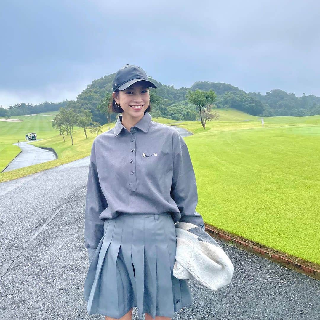 紺野ゆりのインスタグラム：「【NEWERA✖️YURI KONNO】⛳️💛 ☆コラボウェア☆  シャツタイプは、ゆったりめを作りました☆  秋冬はヒートテックなど着込むので、 トップスは特にゆるめが好き✨  基本的にはNEWERAはMサイズだけど、 シャツはLにしました😊  グレーとカーキを作ったよ🩶💚 ４枚目のモックネックトレーナーは黒とモスグリーン🖤💚  とても着心地の良い素材で伸びも良いので、 沢山の人に着てもらえますように✨  季節問わず使えるレザースカートとレザーキャップもおすすめです☺️  #yurigolf🦋  #newera#ニューエラゴルフ#neweragolf#ゆりコラボ  #golf#golfswing#ゴルフスイング#golfwear#ゴルフ女子#골프#골프스윙#골프여자 #ゴルフウェア」