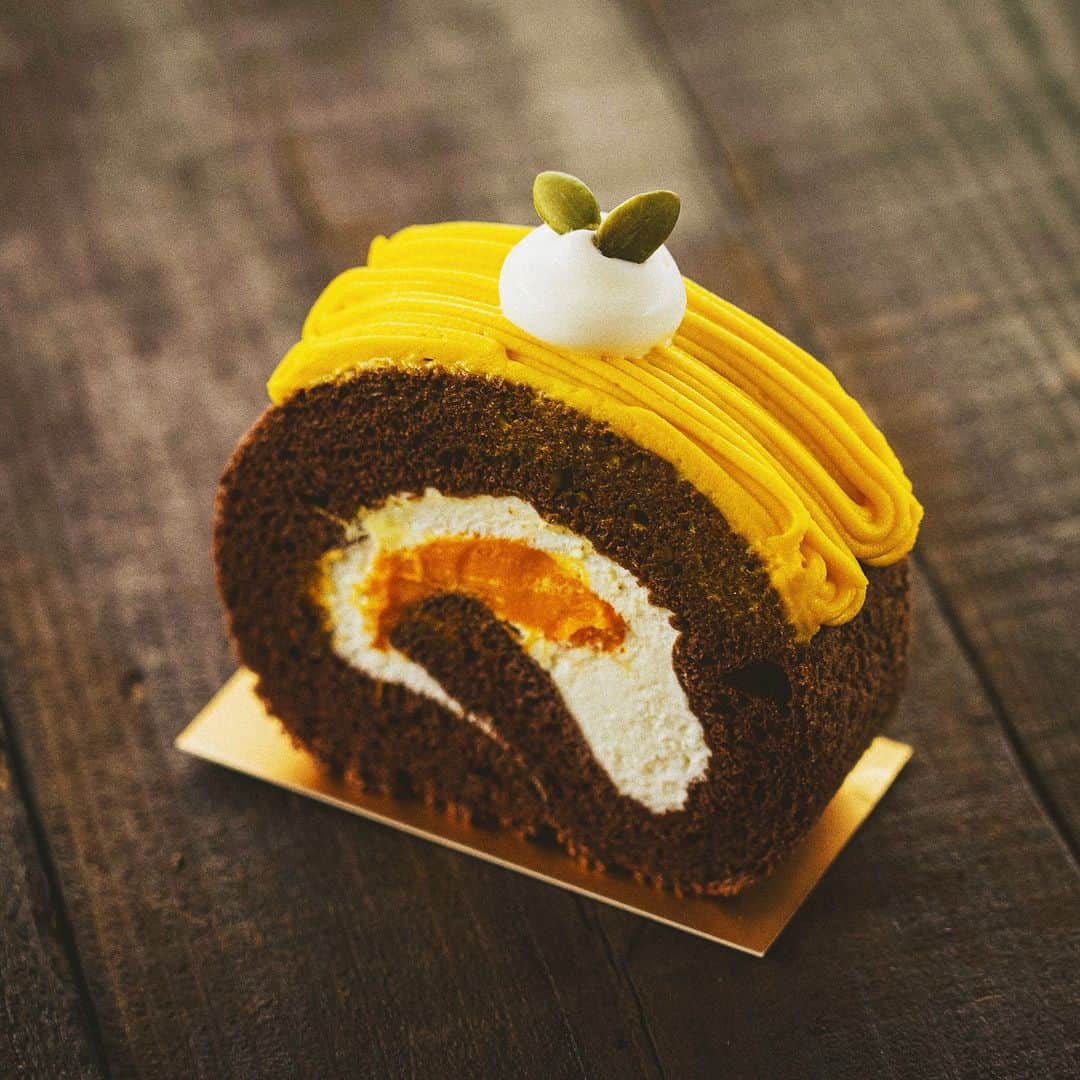 TYSONS&COMPANYさんのインスタグラム写真 - (TYSONS&COMPANYInstagram)「. 【Halloween Sweets】 Lily cakesでは、ハロウィンらしい装いのケーキや秋の食材を使ったスイーツがラインナップ。期間限定の秋の味覚を是非お見逃しなく。  1枚目: ゴースト しっとりガトーショコラに苺と生クリームをしのばせ、真っ白な求肥を まとわせた愛らしいケーキ。  2枚目: アップルパイ 旬のりんごをハチミツとお砂糖で煮詰め、リリーケイクス自慢のパイ生地で 香ばしく焼き上げました。  3枚目: ハロウィンかぼちゃロール しっとりココア生地に、北海道森町産の有機クリリンかぼちゃを絞った秋らしいロールケーキ。  #ハロウィンフェア #リリーケイクス #天王洲アイル #ベイクショップ  #Halloweenfair #breadwokrs #lilycakes #bakeshoptokyo  #tysonsandcompany」10月10日 21時00分 - tysonsandcompany