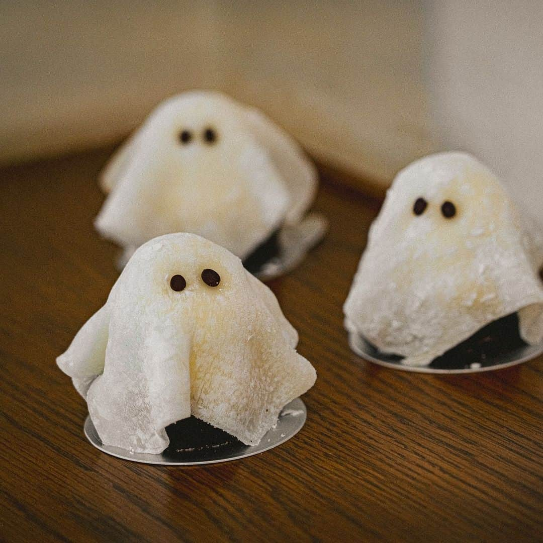 TYSONS&COMPANYのインスタグラム：「. 【Halloween Sweets】 Lily cakesでは、ハロウィンらしい装いのケーキや秋の食材を使ったスイーツがラインナップ。期間限定の秋の味覚を是非お見逃しなく。  1枚目: ゴースト しっとりガトーショコラに苺と生クリームをしのばせ、真っ白な求肥を まとわせた愛らしいケーキ。  2枚目: アップルパイ 旬のりんごをハチミツとお砂糖で煮詰め、リリーケイクス自慢のパイ生地で 香ばしく焼き上げました。  3枚目: ハロウィンかぼちゃロール しっとりココア生地に、北海道森町産の有機クリリンかぼちゃを絞った秋らしいロールケーキ。  #ハロウィンフェア #リリーケイクス #天王洲アイル #ベイクショップ  #Halloweenfair #breadwokrs #lilycakes #bakeshoptokyo  #tysonsandcompany」