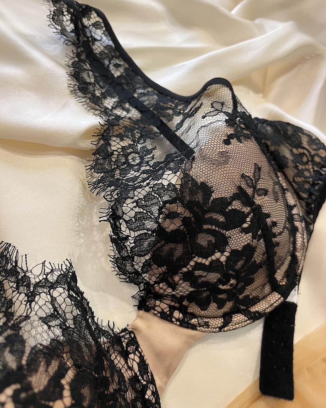 Chiyono Anneのインスタグラム：「A beautiful bespoke lingerie order using Parisian Leavers Lace 🖤  美しいリバーレースをふんだんに使用した、ワイヤー＆パッド入りのビスポークランジェリー。  #chiyonoannebespoke #チヨノアン #ビスポーク #ランジェリー #bespokelingerie」