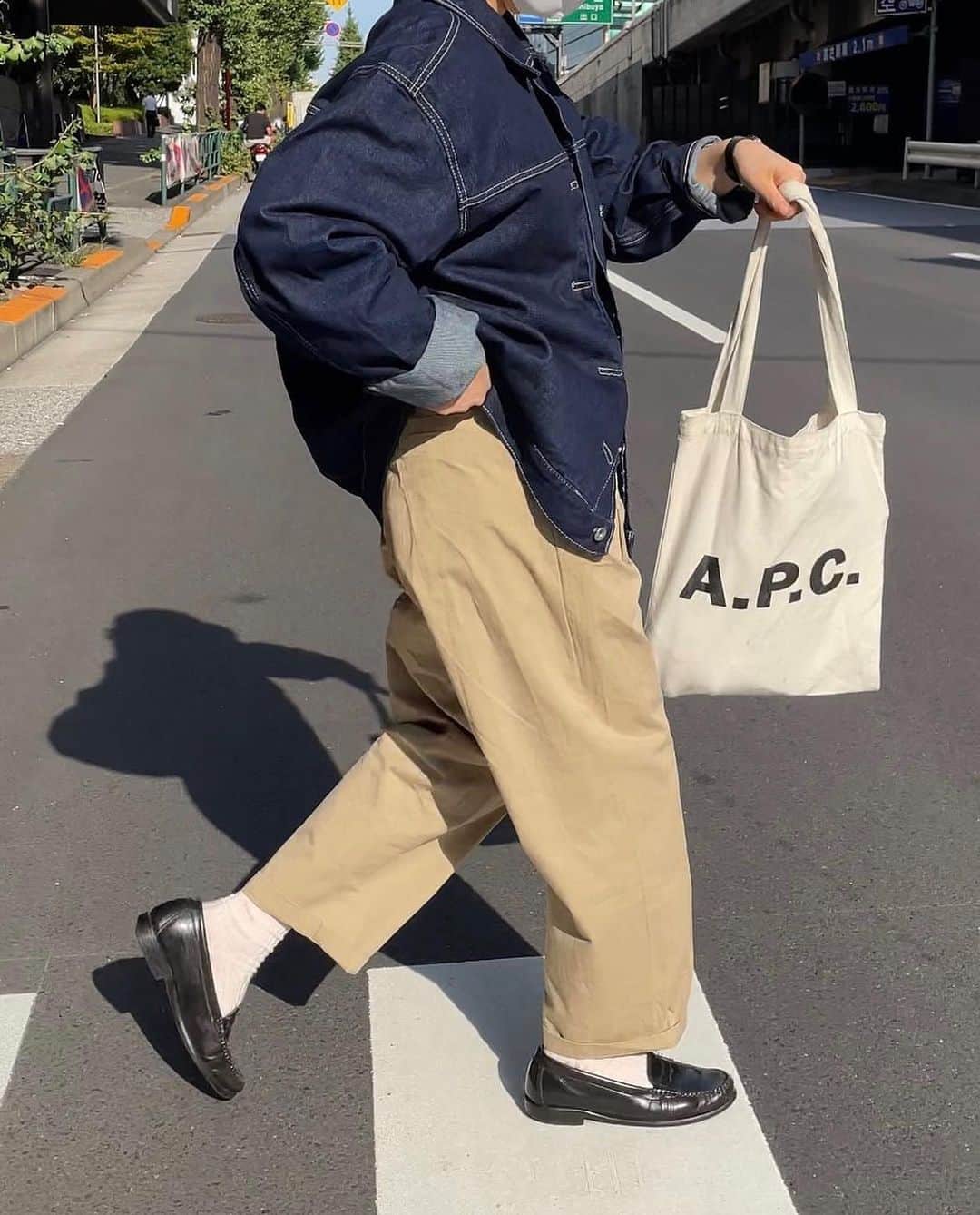 さいとうなるさんのインスタグラム写真 - (さいとうなるInstagram)「👖 . A.P.C. ×somom . A.P.C.のトートバッグに somomのカバーオール、チノパン🐏 . . . jacket... @somom_and_co  pants... @somom_and_co  bag... @apc_paris  shoes... @ghbass   . . .  #ファッジ #クルーエル #古着 #クルーエル女子 #fudge #fudge部 #cluel #フレンチガール #ファッション#fashion#ootd#日々#シンプル#シンプルコーデ#メンズライク #夏コーデ#メンズライクコーデ#サムオム#somomandco#サムオムアンドコー #ネイビーコーデ#デニムジャケット#シャツコーデ#チノパン#ワイドパンツ#comoli#カバーオール#ストライプシャツ#シャツコーデ#ghbass#apc」10月10日 21時00分 - naru060708