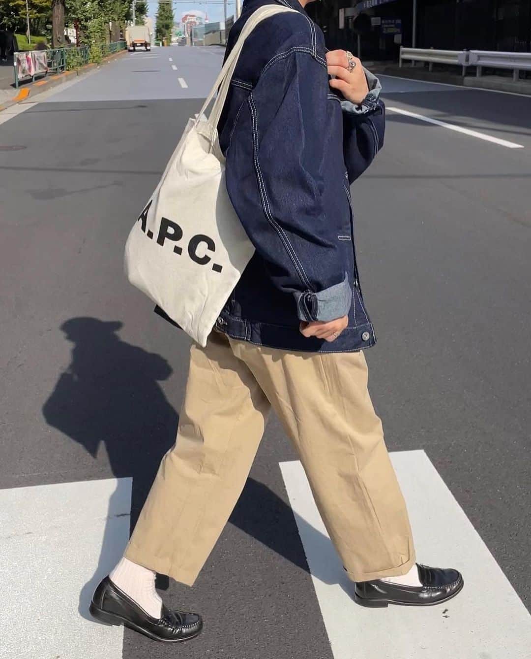 さいとうなるさんのインスタグラム写真 - (さいとうなるInstagram)「👖 . A.P.C. ×somom . A.P.C.のトートバッグに somomのカバーオール、チノパン🐏 . . . jacket... @somom_and_co  pants... @somom_and_co  bag... @apc_paris  shoes... @ghbass   . . .  #ファッジ #クルーエル #古着 #クルーエル女子 #fudge #fudge部 #cluel #フレンチガール #ファッション#fashion#ootd#日々#シンプル#シンプルコーデ#メンズライク #夏コーデ#メンズライクコーデ#サムオム#somomandco#サムオムアンドコー #ネイビーコーデ#デニムジャケット#シャツコーデ#チノパン#ワイドパンツ#comoli#カバーオール#ストライプシャツ#シャツコーデ#ghbass#apc」10月10日 21時00分 - naru060708