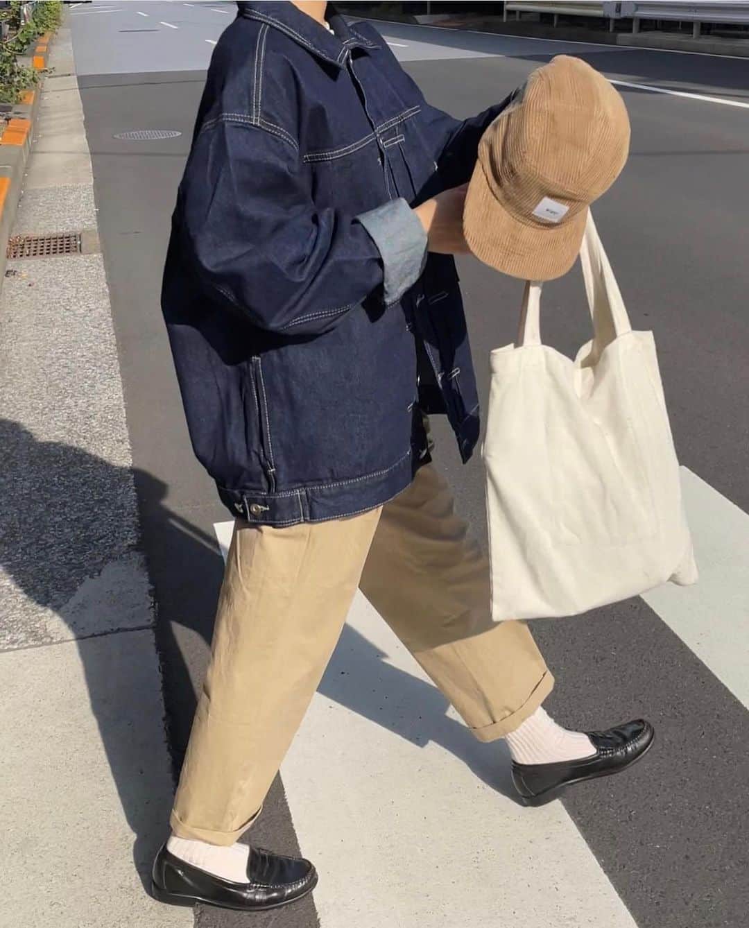 さいとうなるさんのインスタグラム写真 - (さいとうなるInstagram)「👖 . A.P.C. ×somom . A.P.C.のトートバッグに somomのカバーオール、チノパン🐏 . . . jacket... @somom_and_co  pants... @somom_and_co  bag... @apc_paris  shoes... @ghbass   . . .  #ファッジ #クルーエル #古着 #クルーエル女子 #fudge #fudge部 #cluel #フレンチガール #ファッション#fashion#ootd#日々#シンプル#シンプルコーデ#メンズライク #夏コーデ#メンズライクコーデ#サムオム#somomandco#サムオムアンドコー #ネイビーコーデ#デニムジャケット#シャツコーデ#チノパン#ワイドパンツ#comoli#カバーオール#ストライプシャツ#シャツコーデ#ghbass#apc」10月10日 21時00分 - naru060708