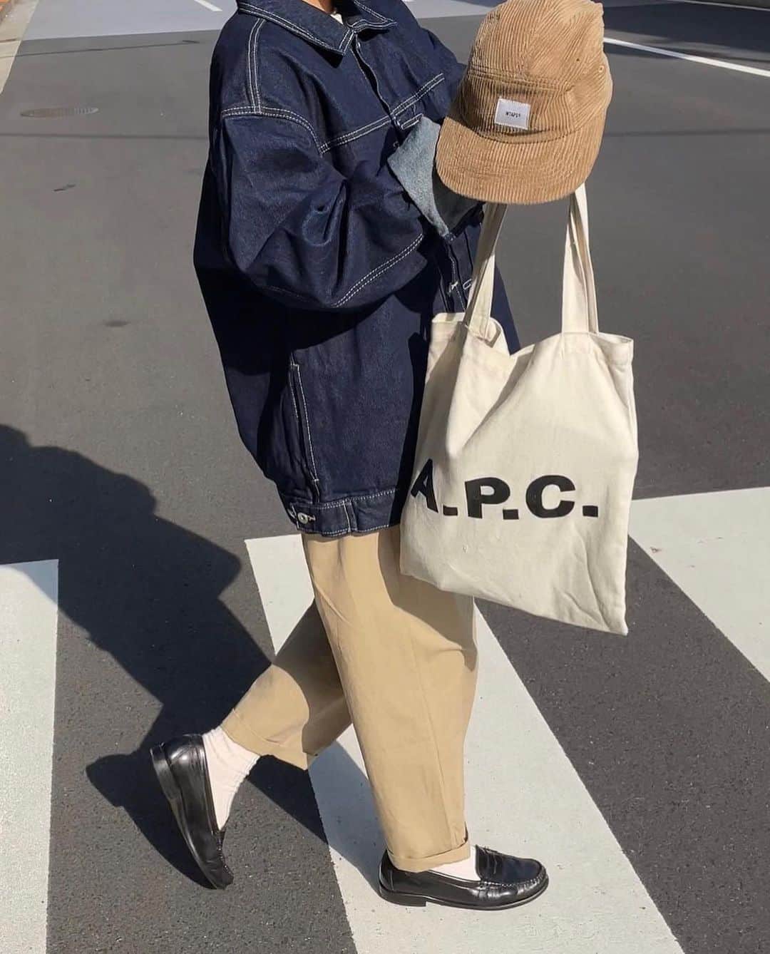 さいとうなるさんのインスタグラム写真 - (さいとうなるInstagram)「👖 . A.P.C. ×somom . A.P.C.のトートバッグに somomのカバーオール、チノパン🐏 . . . jacket... @somom_and_co  pants... @somom_and_co  bag... @apc_paris  shoes... @ghbass   . . .  #ファッジ #クルーエル #古着 #クルーエル女子 #fudge #fudge部 #cluel #フレンチガール #ファッション#fashion#ootd#日々#シンプル#シンプルコーデ#メンズライク #夏コーデ#メンズライクコーデ#サムオム#somomandco#サムオムアンドコー #ネイビーコーデ#デニムジャケット#シャツコーデ#チノパン#ワイドパンツ#comoli#カバーオール#ストライプシャツ#シャツコーデ#ghbass#apc」10月10日 21時00分 - naru060708