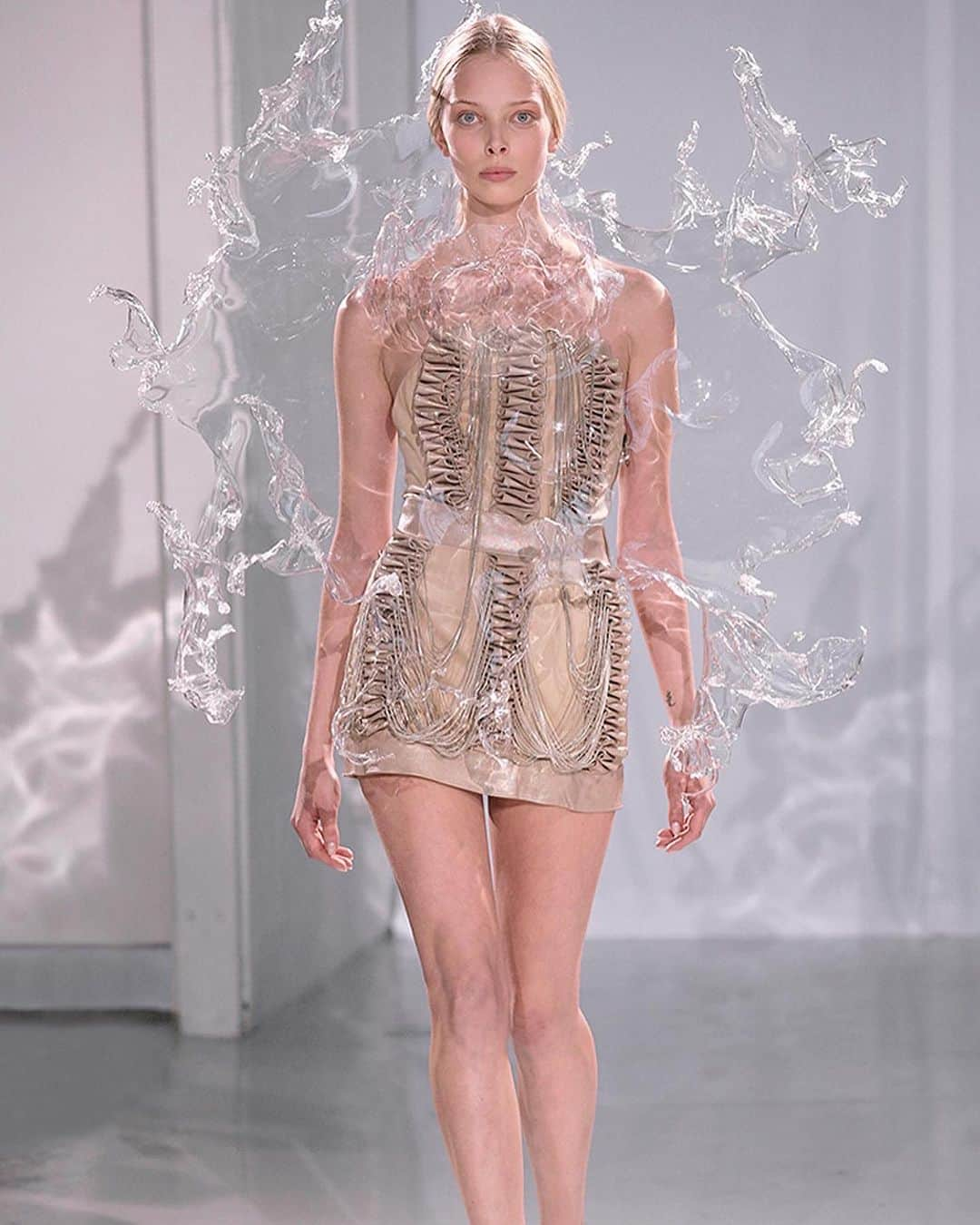 Iris Van Herpeさんのインスタグラム写真 - (Iris Van HerpeInstagram)「Sculpting the Senses ~ Iris van Herpen grand retrospective at Musée des Arts Décoratifs in Paris is opening November 29th.   ‘Iris van Herpen. Sculpting the Senses’ shows an overview of Iris's work over the past 16 years. It will show the most iconic designs from past and present and also explores her forward-looking vision of fashion through more than 140 Haute Couture designs and accessories. The exhibition immerses you in her sensory universe and unites design, contemporary art and science on the basis of nine themes that together form the essence of Iris’s designs.   Each week we will reveal a theme of the exhibition, today being ‘Water and Dreams’ . Water is omnipresent in Iris’s work and one of her earliest inspirations. It is the opening theme of the exhibition, revealing the mysteries and shapeshifting powers of this natural element. A bubble suspended in space, a lustrous wave, a transparent splash, water is ongoingly transformed by van Herpen into her creations. Whether in the shape of foam, crystalized liquid or waves, van Herpen decrypts its fluidity to grasp its purity, transparency and crystalline nature.   ‘Iris van Herpen. Sculpting the Senses’ is opening 29 November 2023 to 28 April 2024 at @MadParis   #irisvanherpen #hautecouture #exhibition」10月10日 21時00分 - irisvanherpen