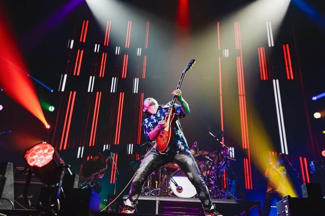 Kuboty のインスタグラム：「⚠️ セットリストやLIVEについてのネタバレコメントはご遠慮下さい🙏  いよいよ今週土曜日、MONGOL800 25th ぴあアリーナワンマン🔥🔥🔥  チケット発売中、駆け込み待ってます🙋‍♂️  写真は先月の大阪25thワンマン、絶対後悔させません、超ウルトラ特大のハッピーあげます、一緒にあそびましょー！！！！  photo by @saru_0305   #MONGOL800 #モンパチ #モンパチ25th #800BEST #大阪城ホール #清水音泉 #おじさんたちと踊ろう」