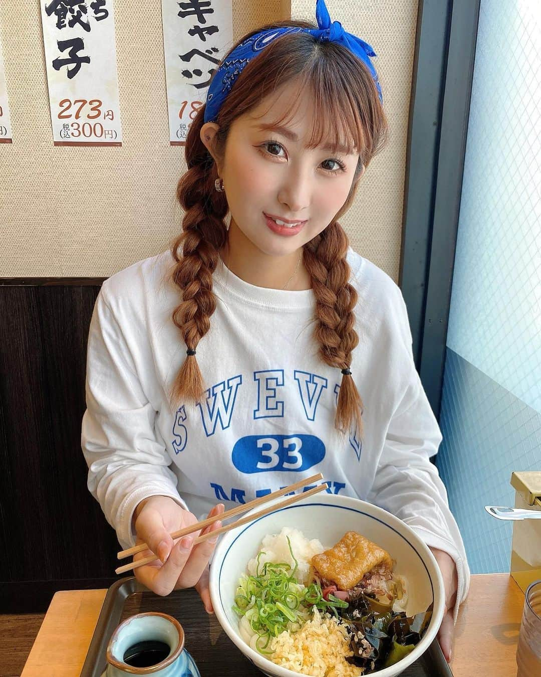 青野美沙稀のインスタグラム：「福岡キャンペーンの合間に食べた ウエストのうどん🍲  わたしはきつねうどんが 大好きなんだけど暑かったので さっぱり梅うどんにトッピングで きつねにしました〜っ🍥  おいしかったぁ😚😚  #福岡 #fukuoka #うどん #ウエスト #ウエストうどん  #swevilmimy #スウィービルミミー #すうぃーびるみみー」