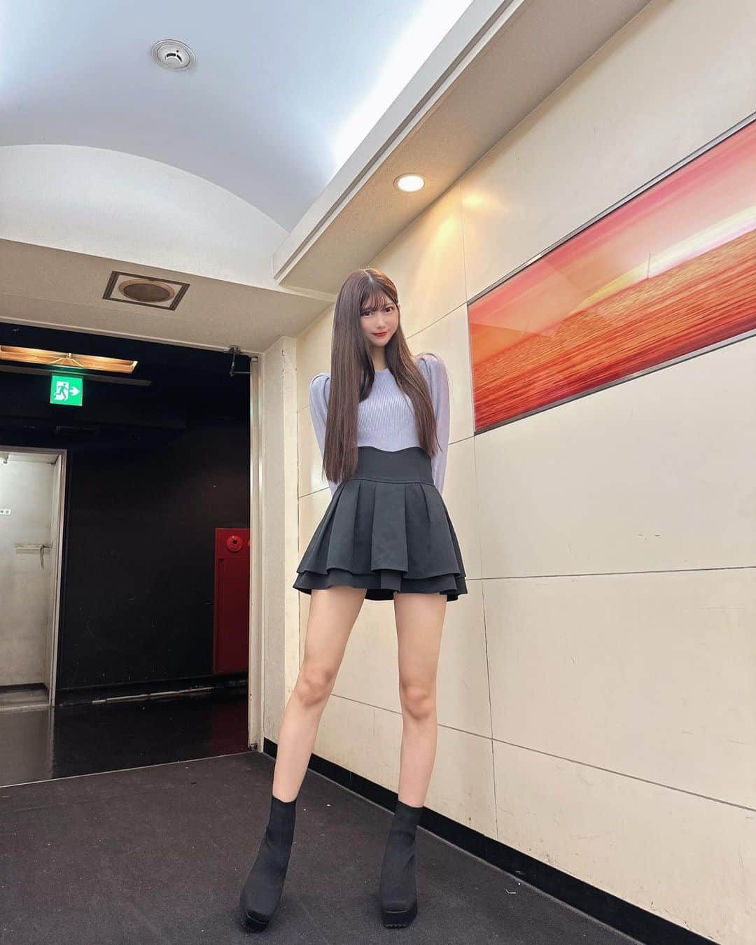 山広美保子のインスタグラム：「秋の美脚だよ〜🐿 . . . . . #ニット #トップス #秋#秋服 #秋服コーデ #美脚 #ニットワンピース #タイトスカート #ワンピース #フェミニン　#私服 #全身コーデ #アイドル #idola #lucu #cantik #ไอดอล  #follow #フォロワー募集中 #いいね返し #乃木坂46 #乃木坂46 #大人 #大人女子 #大人女子コーデ #美脚 #撮影  #ロングヘア #ヘアアレンジ  #ストレート #ストレートヘア #ootd」