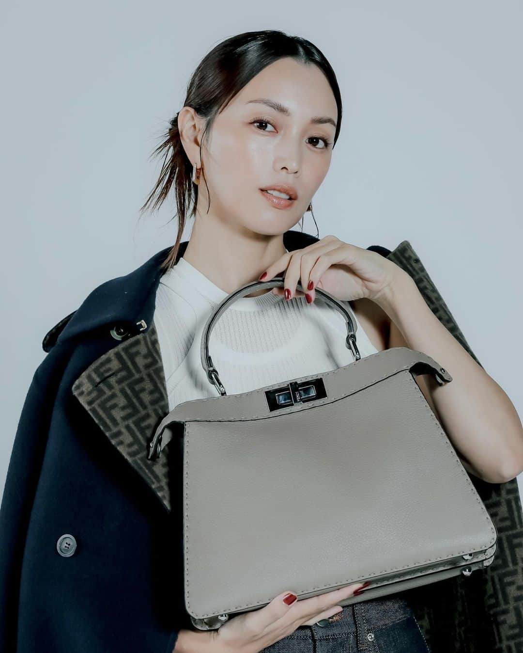 蛯原友里のインスタグラム：「10月10日は世界ハンドバッグの日とのことで、 凛とした佇まいが美しい FENDI「ピーカブー」と一緒に。  @fendi #FendiPeekaboo #PR」