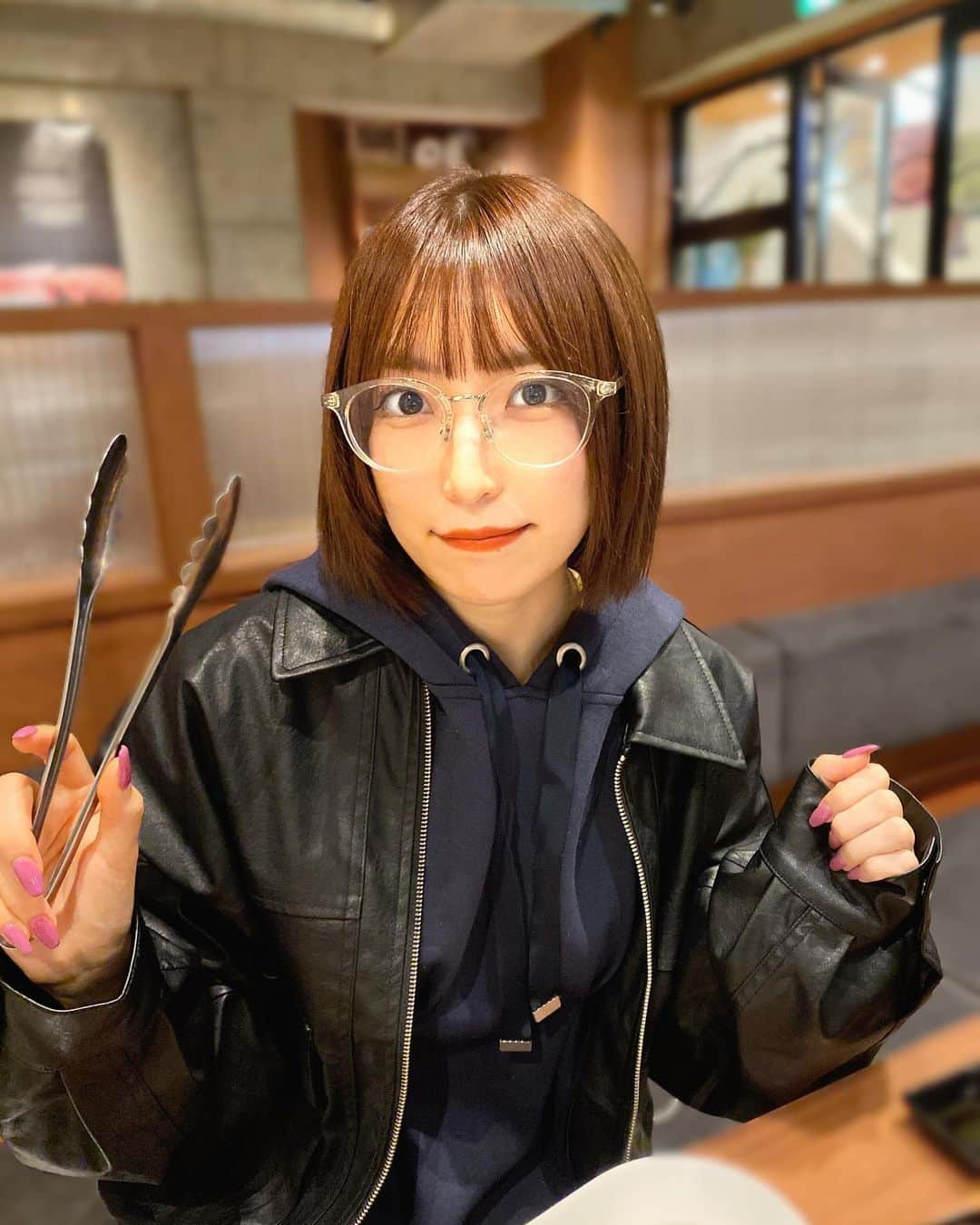 桜井まあかのインスタグラム：「にゅーまあかまあか🍤🍤  #アイドル #自撮り #自撮り女子 #モデル #メガネ #メガネ #韓国 #韓国グルメ #韓国料理屋 #ショートヘア #ショートボブ #ショートカット #お酒好き女子 #お酒好き女子 #idol #japanesegirl #model #fyp #fypシ」
