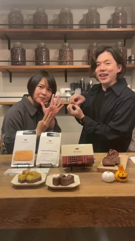 Minimal-BeantoBarChocolate-のインスタグラム：「オンラインストア周年記念＆秋の新作ご紹介インスタライブ です！  #minimalchocolate   ◆オンラインストア周年祭の企画一覧 ・2週間限定で全商品を送料無料でお届け（～10/16まで！） ・先着数量限定で、WEBでご購入の方に「板チョコレートステッカー」をプレゼント ・「チョコレートラングドシャ」が待望の復活 ・チョコレート4枚買うと1枚プレゼント企画が復活」