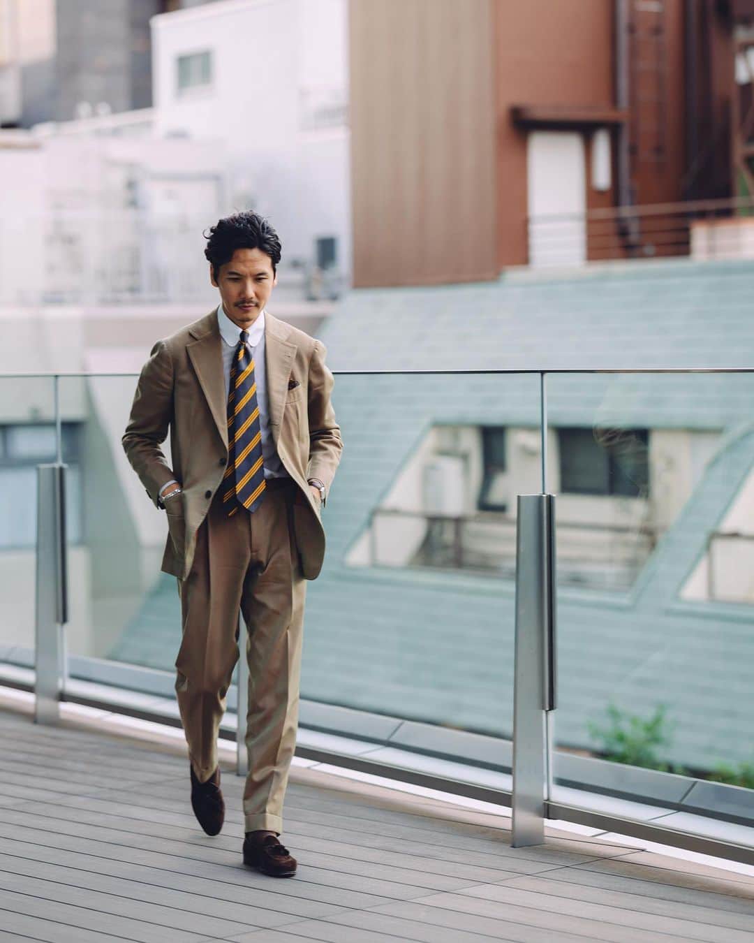 Shuhei Nishiguchiさんのインスタグラム写真 - (Shuhei NishiguchiInstagram)「"Autumn Solaro on Solaro"⬅︎⬅︎⬅︎swipe left 秋ソラーロスーツに、ソラーロのタイ。 スーツはいつも最高に楽しい。 📸 @shige_mot0   Tap for Brands ・ ITEM Suit： @alfonso.sirica  Shirt： @avino_laboratorio_napoletano  Tie： @seaward_and_stearn  Pocket square ： vintage Shoes： @edwardgreen1890  Watch： @jaegerlecoultre 40's  ・ #beamsf #suitstyle #classicmenswear #gentlemen #follow #influence #bestoftheday #vintagewear #vintagewatch #spezzatura #outfitmen #pr」10月10日 21時06分 - shuhei_nishiguchi
