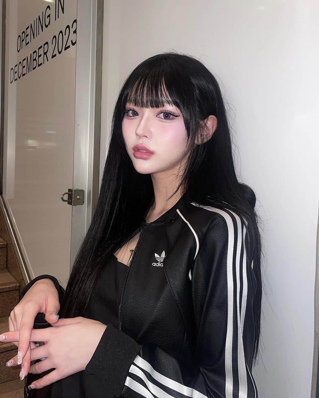 SAKURAのインスタグラム：「カラコンはBambi 1dayのSwanGrayだよ👀🖤 いつも使ってたスワンブルーの色違いで ずっと使っててグレーもあったらいいなって 思ってたから新色でたのうれしすぎる( ´•̥_•̥` ) 自然光だと透明感出て、 フラッシュだとしっかり発色してくれるし、 1番盛れる大きさだからほんとに可愛すぎる！！よ！！！ 最近はこのカラコンに グレーのアイシャドウでメイクしてる🪄  #PR #Bambiseries #バンビシリーズ #SwanGray #スワングレー #カラコン #カラコンレポ @bambi_angelcolor」
