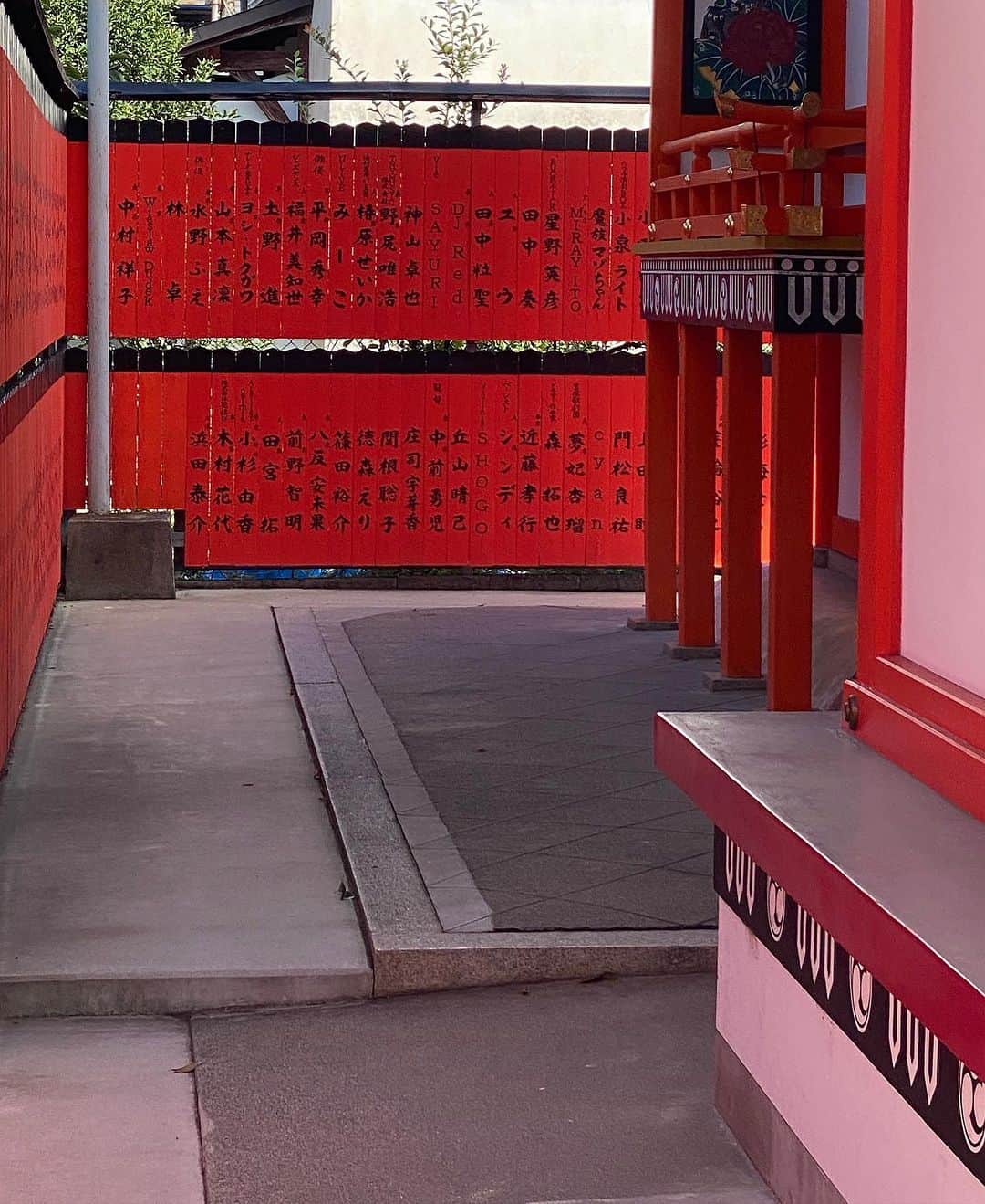 中村祥子さんのインスタグラム写真 - (中村祥子Instagram)「今回、名古屋での舞台後に京都へ向かい、今日1日行きたい場所へ 久しぶりに行ってきました‼️ 車折神社にある芸能神社⛩を 御参拝してきました。アーティストのパワースポットと言われていて境内には綺麗に並ぶ朱塗りの玉垣が飾ってあり、私達の名前も飾って頂いてます。今回、訪れたのは3回目ですが、毎回飾られている場所が変わるので頑張って探しました😄今回、お守りも購入し参拝することができて本当に良かったです。  その後に初めて嵐山のほうに行き 竹林通りも歩きました‼️ 久しぶりにこんな素晴らしい自然の景色を見ることができて、狭くなってしまいそうな心の幅が広がっていく感じがしました✨✨ 違う場所に行って、いつもと違う景色を見て、 違う空気を吸って息抜きすることも本当大事☺️ 温泉♨️も入って、抹茶ソフトクリームも食べて😋充電できました‼️ なんと！今回はヴィスラフも同じ期間に同じ名古屋でワークショップとコンクールの審査があり、母も九州から名古屋の舞台を 観に来てくれていたので、息子は九州いる3番目の妹が見てくれて、毎朝お弁当🍙も 作ってくれてました😆🙏✨ 本当にありがとう❣️  次はいつ京都に行けるかな😊  #車折神社でお参り  #芸能神社⛩  #京都駅ビル」10月10日 21時06分 - shoko_officialpage