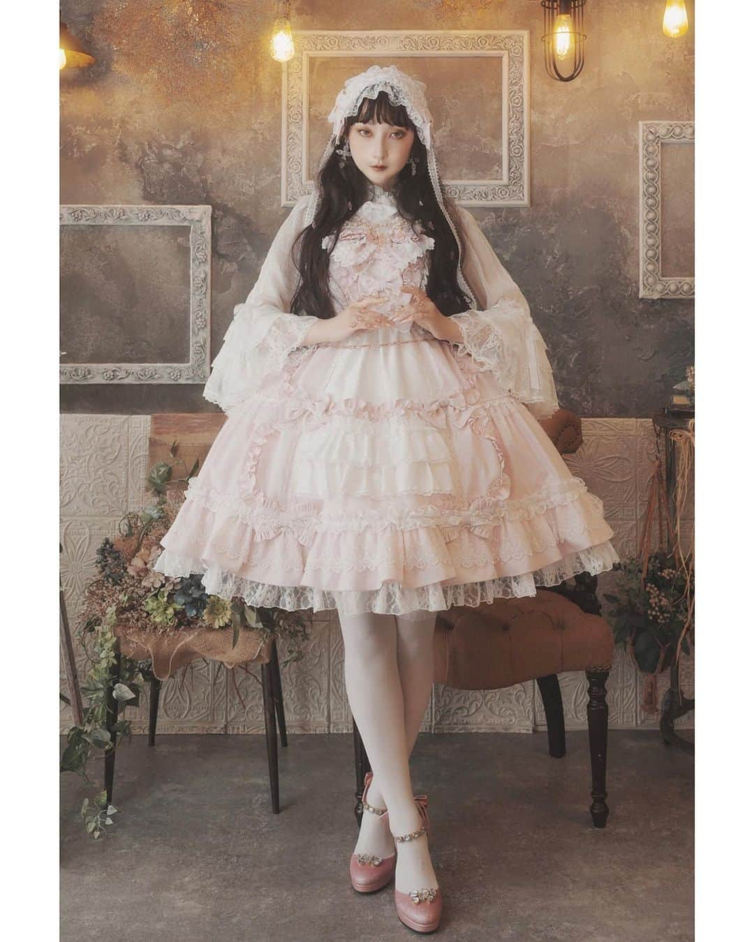 RinRinのインスタグラム：「. 💫🗝️𝐑𝐢𝐧𝐑𝐢𝐧 𝐃𝐨𝐥𝐥 ♡ 𝐀𝐏𝐎𝐋𝐈𝐀🗝️💫 lolita fashion and our accessories 私たちのアクセとロリィタファッション  🎀┈┈┈┈┈┈┈┈┈┈┈┈🎀   ♡𝓢𝔀𝓮𝓮𝓽 𝓵𝓸𝓵𝓲𝓽𝓪♡  🎀┈┈┈┈┈┈┈┈┈┈┈┈🎀  ♥️アキュートガール2023♥️ 🥀11/1（水）～11/5（日） 🥀伊勢丹新宿店　本館6階催物場 🥀10〜20時 ＊最終日18:00 CLOSE  ♥️acutegrrrl 2023 ♥️ 🥀Nov 1st - 5th! 🥀Shinjuku Isetan 6F 🥀10am - 8pm (*last day ~6pm)  photo: @ooxo  assistant: @yukophotography  hair＆makeup: @hk2711  dress: @angelicpretty_official  accessory: @apolia00 @lumirevebyrinrin  direction: rinrin  大好きの @apolia00 と私の @lumirevebyrinrin 一緒にコラボアイテムとフォトスポット作ります！ぜひ遊びに来てね🌟  My brand @lumirevebyrinrin and my fav @apolia00 will have special collab items and a photo spot for everyone to enjoy! Please come by~🌟  アメリカ、ロサンゼルス出身、日本を拠点に活動しているロリィタモデル、クリエーター、シンガーで東京の独特のファッションに魅了され、世界へ向けて発信するRinRin DollのハンドメイドアクセサリーブランドのLumireveと架空の異国をイメージし、エキゾチックでシノワズリなアクセサリーを制作するAPOLIAのコラボレーションブランド。色んな小物で身につけて、ロリィタやかわいいファッションを楽しめる個展になってます。  Lolita fashion model, YT creator, and singer, RinRin Doll from Los Angeles and based in Tokyo, is collaborating through her handmade brand, Lumireve, with chinoiserie accessories maker APOLIA to create pieces fit for a fantasy world and showcase different lolita fashions. We hope to encourage more kawaii expressions through playing with styling!  #rinrindoll #japan #tokyo #harajuku #japanesefashion #tokyofashion #harajukufashion #東京 #コーデ #今日のコーデ #原宿 #ootd #isetan #acutegrrrl #acutegrrrl2023 #sweetlolitafashion #egl #lumireve #ooxo #apolia #angelicpretty #ロリィタ #伊勢丹 #新宿伊勢丹 #shinjuku #shinjukuisetan」