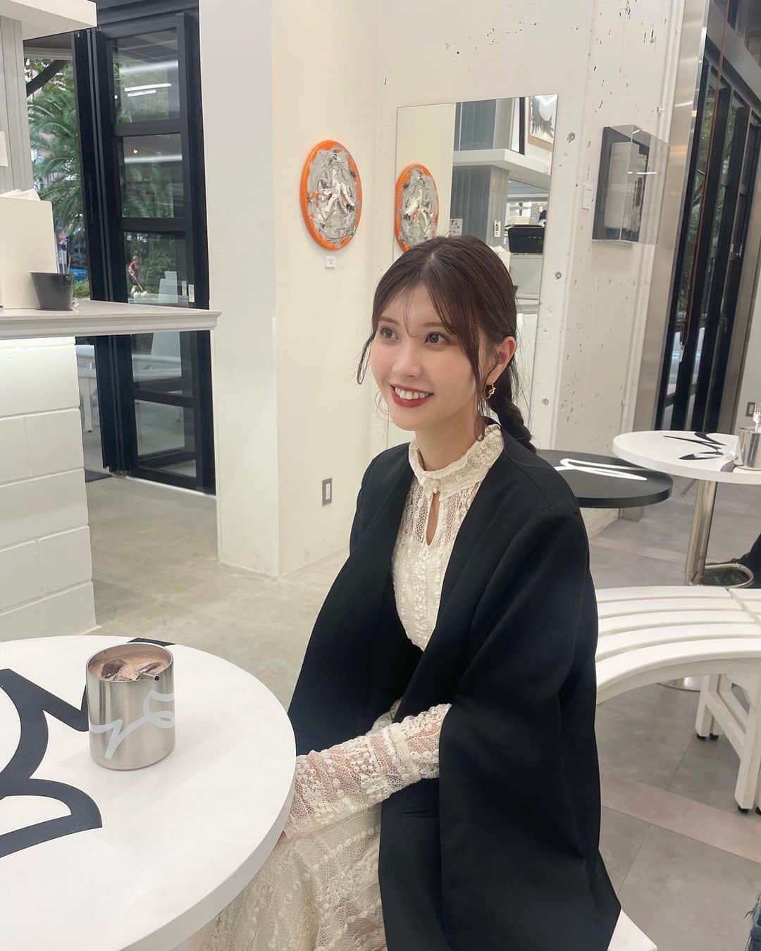 足立沙織のインスタグラム：「. ヴィンテージレースのワンピースに @louren__official のジャケット🦢🤍  つい何日か前まではノースリーブ着てたのに 急に寒くなってきてびっくり！！ 風邪ひかないように気をつけないけん🥺🌬️  でも秋きたの嬉しい〜🍠  . #louren#ootdfashionlook#fukuoka#fukuokacafe」