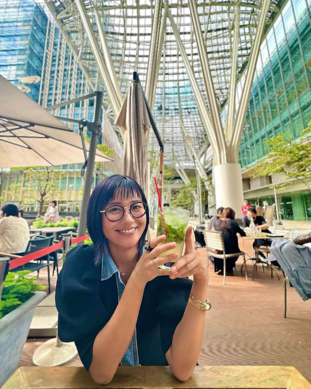 秋吉織栄（宮内かれん）のインスタグラム：「Chairs🥂  自分が今までこうだと決めて来た事で 自分自身を苦しめていた事に気がついた  昔から私を知る人に会い その人の成長を感じて 私はどうなのか？と考えたとき  もっと成長できるし、もっと優しくなれると 本当に心から自信をもてる自分になるぞ！と  弱点を克服して違う景色を見に行こう😊♡ ピンチはチャンス。 ダメだと思った時すぐに行動する。 今は辛いけど、きっと私なら大丈夫。 いつもそうやって乗り越えてきたから…  今回はひとりでもがくのではなく 周りを頼って、信じて、優しく笑顔でいたいものです。  忘れないようにここに書いておきます😌 見てくれていてありがとう❤️  #決意表明 #感謝の気持ち   #selfie #photooftheday #japan #beautifulflower  #trip #travel #trending」