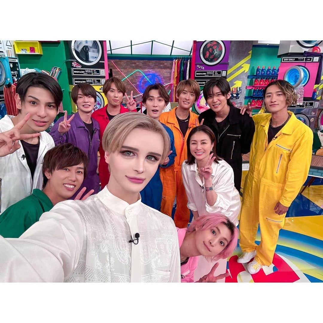 Matt（マット）のインスタグラム：「・ 10月13日 20:00からは TBS【それSnow Manにやらせて下さい】 O.Aです☃️❤️🧡💛💚💙💜🩷🤍🖤✨ めーーーちゃくちゃ面白いから是非見てね🐈‍⬛❤︎°° #それスノ  #それsnowmanにやらせて下さい  #snowman」