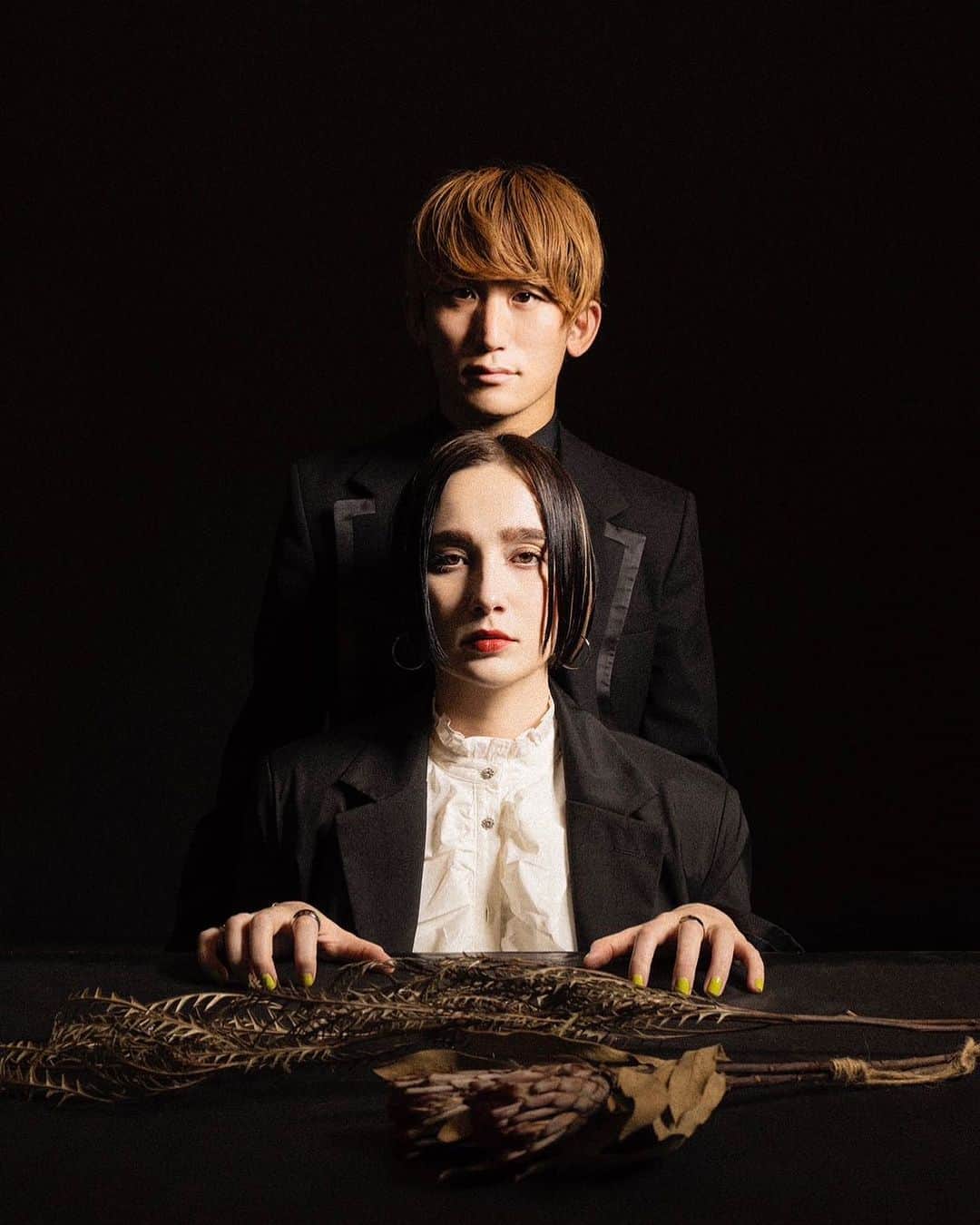 Emilyのインスタグラム：「【新アー写&『継承』収録曲公開】  アルバム『継承』リリースに伴いアーティスト写真が一新し、収録曲も公開となります。  『継承』 01.飛べない 02.変身 03.27 CLUB 04.めんどくさい人間 05.ピエロ 06.白紙 07.WHY SO SERIOUS? 08.変な食卓 09.わるいゆめ(継承ver.) 10. Reリスタート」
