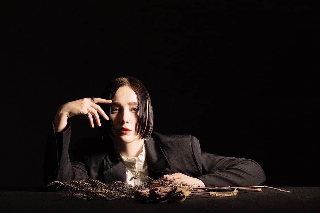Emilyのインスタグラム：「【新アー写&『継承』収録曲公開】  アルバム『継承』リリースに伴いアーティスト写真が一新し、収録曲も公開となります。  『継承』 01.飛べない 02.変身 03.27 CLUB 04.めんどくさい人間 05.ピエロ 06.白紙 07.WHY SO SERIOUS? 08.変な食卓 09.わるいゆめ(継承ver.) 10. Reリスタート」