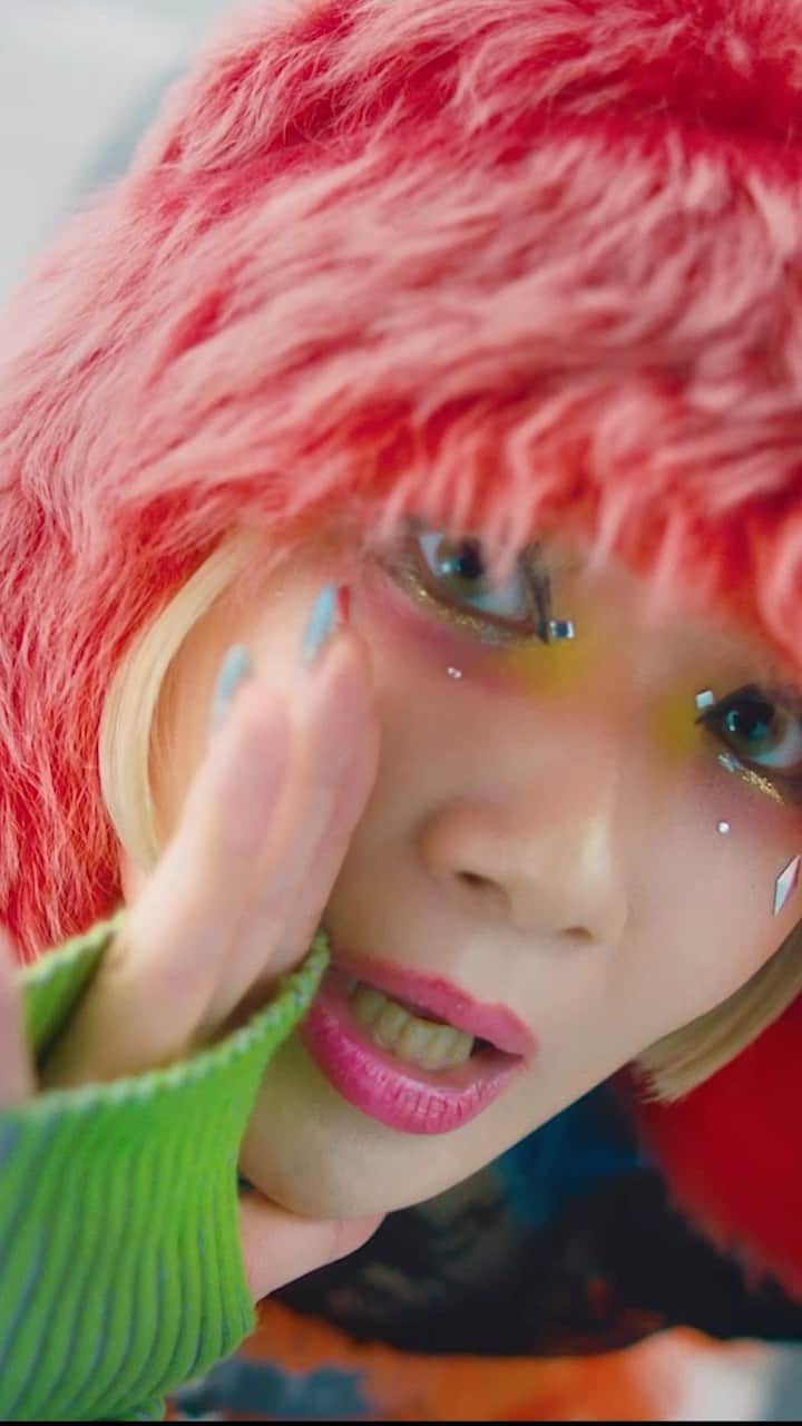 のインスタグラム：「DDD MV OUT NOW、乗ってきな的な💚🩷  Reol new song "DDD"  Lyrics Reol Music Reol, Giga @gigankomax  Erina(Best Girl) & Choreography Attack Nishimoto @j_nishi_jeraadon   Dir G2 @u_ky_716  DP @motomu.photo  Hair&Make up @_chapanese_  Stylist @misaishibashi_   BOOM BOOM💨💨💨」