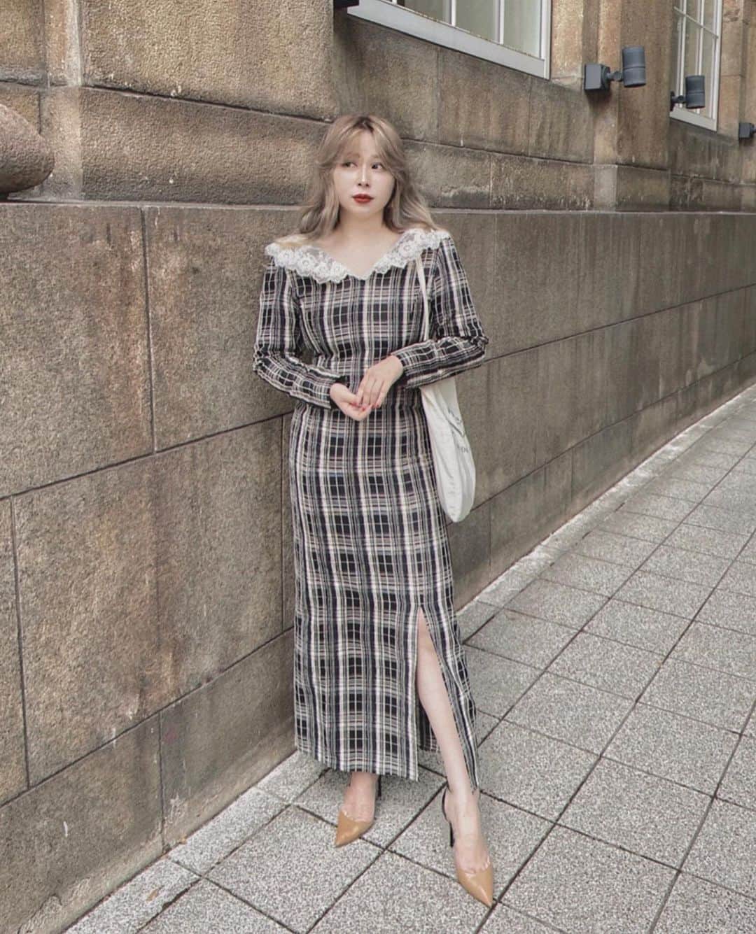 puinpiのインスタグラム：「CHECK DRESS  Iラインに、前横にスリットを入れてほどよくセクシーなんだけど、  スリットって魔法なのです。 歩きやすくしたり、しゃがみやすかったりね、階段も登りやすくなる。  デコルテのVラインも、肩を少し落としても着れるようにしているので 気分に合わせてラインかえてね♡  ワンピースにピッタリなトレンチも作ったのだよ♡  🦦🫶🏻  #Pui#Puishop #ワンピース#チェックワンピース #トートバッグ#ワンピースコーデ  #デートコーデ#ヘアスタイル#ヘアアレンジ#ミルクティーベージュ#プイ」