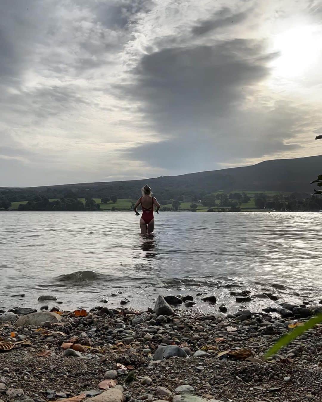 ヘレン・スケルトンのインスタグラム：「Busy few days. Preppin.  🍁🗻 #lakes coldwater #mindset #freshwater」