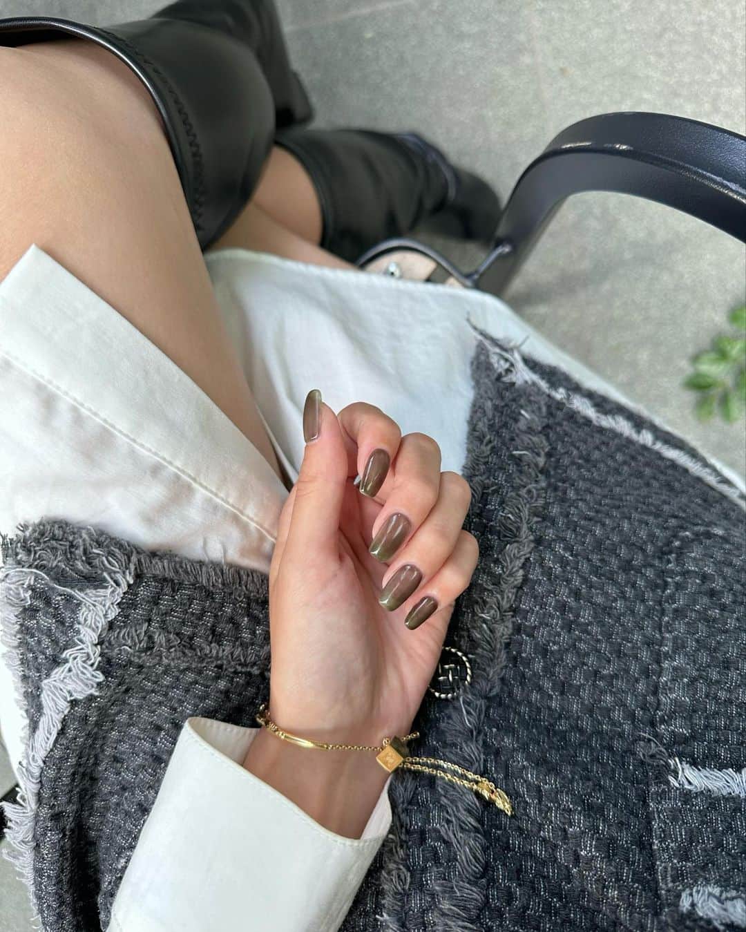YUKIKOのインスタグラム：「. new nails🤍 ニューネイルとニューブレス✨ @polene_paris のアクセサリー💎 一目惚れしたブレスレット🥹✨ 可愛すぎる😮‍💨🩵  #poleneparis #pr #bracelet #accessory #autumnnails #秋ネイル #アシメネイル」