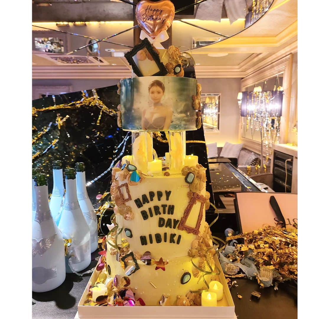 夜のケーキ屋さん♥Juli　(エディブルフラワー協会) さんのインスタグラム写真 - (夜のケーキ屋さん♥Juli　(エディブルフラワー協会) Instagram)「今年の億女ケーキ💞 一条響さんのお誕生日ケーキを先月お届けしました💓  TV取材が来ていて、先日放送されたので、ケーキの写真も投稿します🍰 お忙しいお誕生日の日なのに、カメラを同行させてくれる神対応に感謝です😍💓  この大きなケーキを頼んでくれたのは、えみりさん💞 いつもありがとうございます💗  TVに、ケーキと一緒に えみりさんと響さんが出てくださるなんて、一生の思い出です✨ やっぱりおふたりは最強です👸👸  まだまだ響さんBDケーキあるので投稿したいと思います💓  #夜のケーキ屋さん#歌舞伎町#タワーケーキ#写真ケーキ」10月10日 21時18分 - juli_sasa