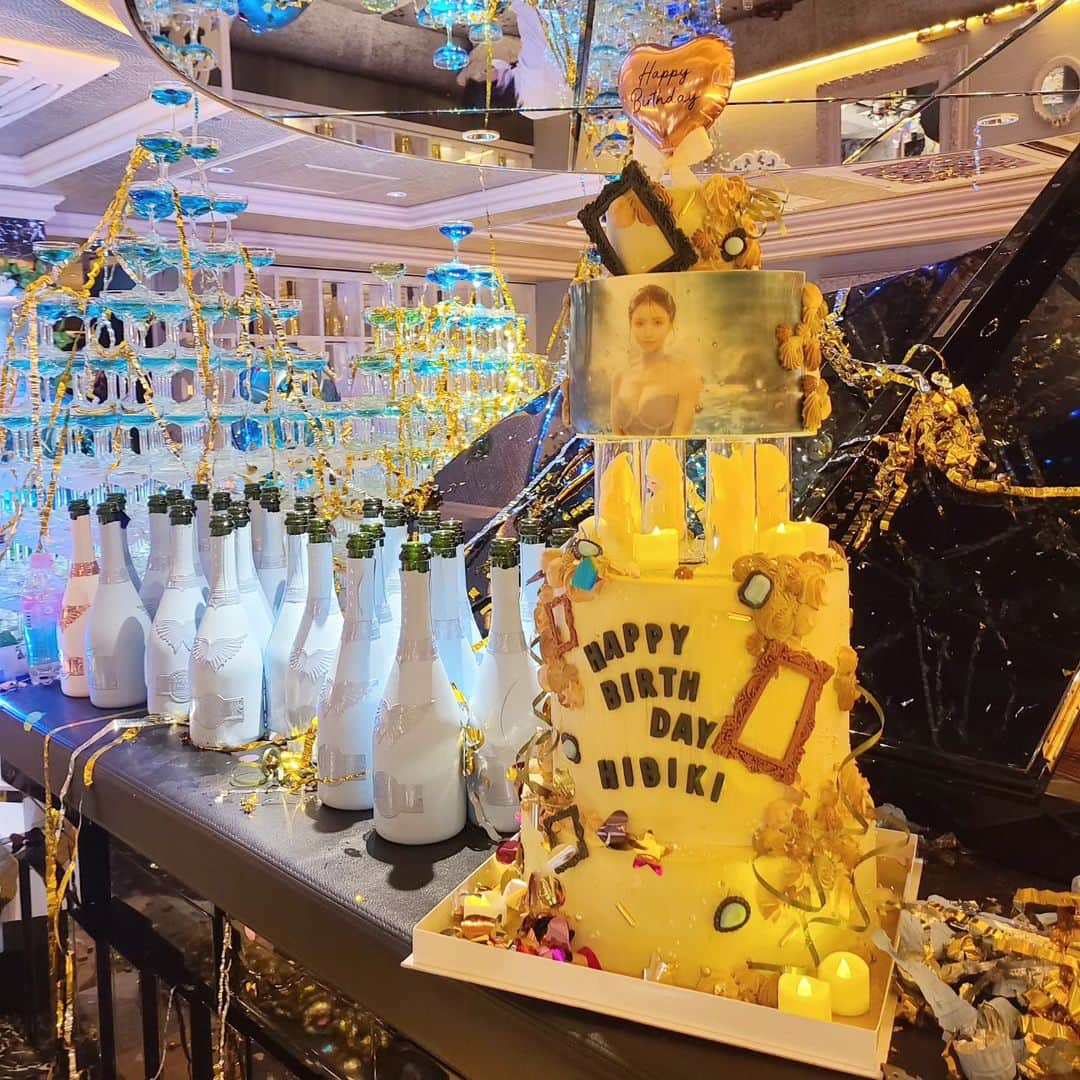 夜のケーキ屋さん♥Juli　(エディブルフラワー協会) のインスタグラム：「今年の億女ケーキ💞 一条響さんのお誕生日ケーキを先月お届けしました💓  TV取材が来ていて、先日放送されたので、ケーキの写真も投稿します🍰 お忙しいお誕生日の日なのに、カメラを同行させてくれる神対応に感謝です😍💓  この大きなケーキを頼んでくれたのは、えみりさん💞 いつもありがとうございます💗  TVに、ケーキと一緒に えみりさんと響さんが出てくださるなんて、一生の思い出です✨ やっぱりおふたりは最強です👸👸  まだまだ響さんBDケーキあるので投稿したいと思います💓  #夜のケーキ屋さん#歌舞伎町#タワーケーキ#写真ケーキ」