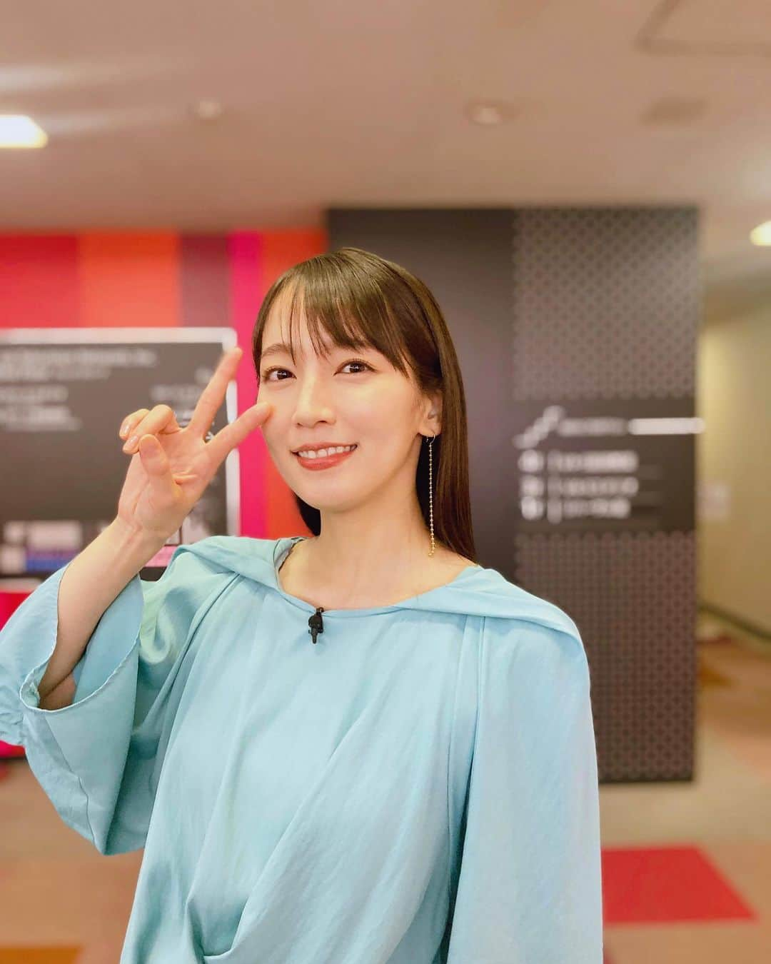 吉岡里帆（マネージャー）のインスタグラム：「今夜11時！ドラマ「時をかけるな、恋人だち」が放送スタート！❤️‍🔥🫶⭐️🚙🌷🌈🧚‍♂️ というわけで、今朝から生放送番組や取材などで元気に駆け回っておりました🫡  第一話は失恋、未来人の翔やパトロール隊員たちとの出会いで廻の人生に超展開が起きますが、最後にはグッときてホロっと泣けるようなそんな素敵な回です🫶  この後11時、ぜひ皆さんふるってご視聴ください🥰🙌  #トキコイ #いつかの吉岡さん   dress @thingsthatmatter.jp shoes @reedit_official accessory @rieuk jewelry」