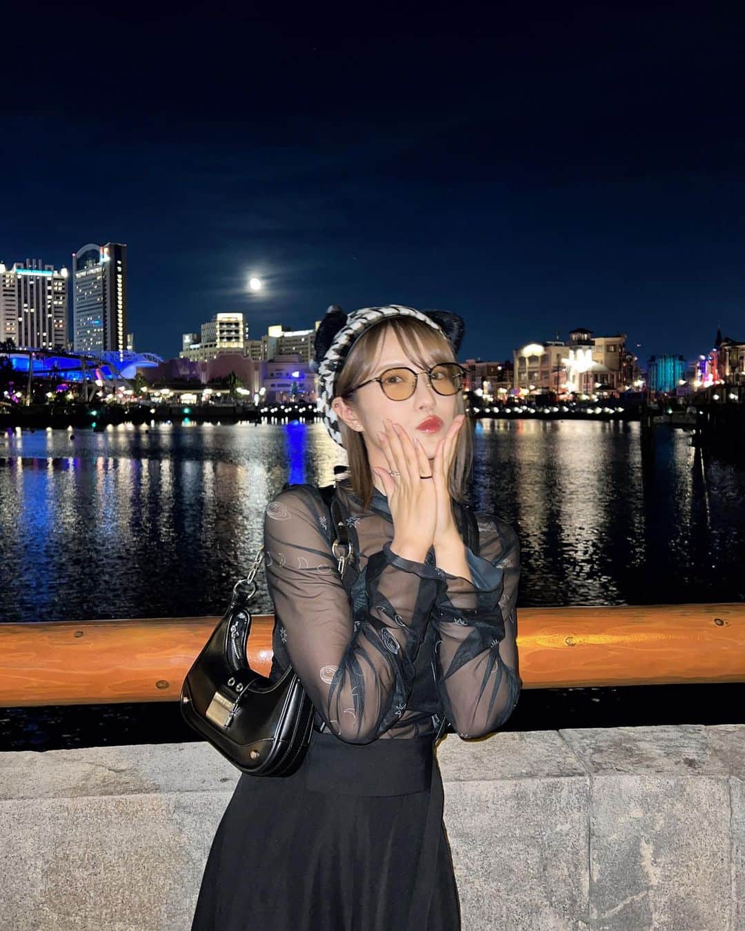 小嶋花梨のインスタグラム：「今年も行けました…！🐈‍⬛🌙 ⁡ ⁡ お久しぶりのあの子と #ホラーナイト 🧟‍♂️ いっぱい踊ってきました！笑 ⁡ 帰り際は恒例の美来の号泣タイムもありましたよ〜😂笑 ばいばいする最後まで笑わせてもらいました！ 楽しかった〜！ ⁡ ⁡ #USJ #ユニバ #ユニバコーデ  #ショートカット #ショートカット女子」