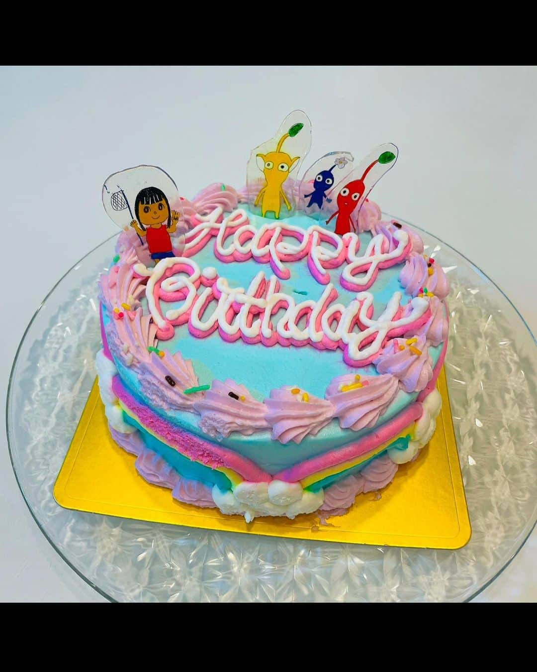 枡田絵理奈さんのインスタグラム写真 - (枡田絵理奈Instagram)「我が家の三兄妹は全員9月生まれ🍰 今年もバースデー🎂ラッシュが無事終わりました❣️  末娘は、プリキュアのエルちゃんのケーキ🍰 長女は、虹のケーキに、なぜかやったこともないピクミンと、あつ森のピックをつけてほしいとのことで、 ネットで頼んだ冷凍ケーキに、プラバンで手作りしたピクミンとあつもりのピックを😊 冷凍ケーキ、一度冷凍したとは思えないしっとり感で、美味しかったです。  そして、ポケモンメザスタに夢中な長男には、写真を撮ってコラージュして作った画像を印刷した、プリントケーキに🍰  全員9月生まれだからまとめてお祝いしてしまいたいところではありますが、それぞれの誕生日を大切にしてあげたいという気持ちと、あとから写真で見返すと、ああ、この年はこれに夢中だったなぁ…と振り返ることができるので、本人たちが嫌がるまでは、キャラクターケーキを🎁したいなぁと思っています😊」10月10日 21時23分 - masuda_erina.official