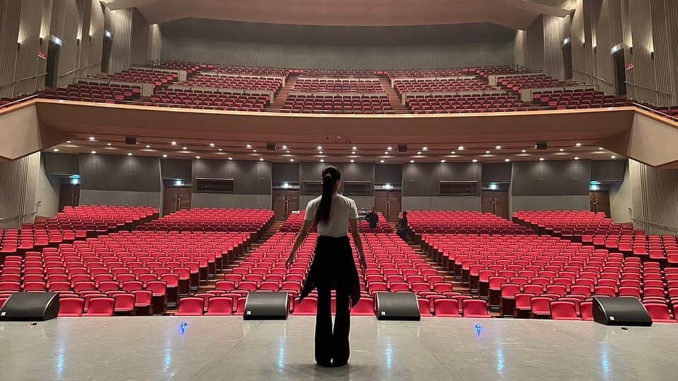 HARUのインスタグラム：「2023.10.7  Musical Meets Wind Orchestra  北九州ソレイユホール  無事終演致しました。 観に来て下さった方々、本当にありがとうございました🙇‍♀️  今年でダンサーとして3度目の出演でした。 毎度毎度、フルオーケストラで1000人以上入る劇場でやらせて頂ける事、嬉しく思います🙇‍♀️  そして今回は、サブシンガーとしても出演させて頂きました。  4月にゲストシンガーの方にオーディションして頂いた所から始まりました。  初めての事すぎて不安やプレッシャーもありましたが、ゲストの熊本亜記さんに毎月オンラインで指導して頂き、 他にも色んな方の支えのお陰で笑顔と嬉し涙で舞台を終える事が出来ました。  また一つ、表現者として幅を広げられた気がします。  これからも素敵な表現者になれる様、精進して参ります。  まずは1月にアクロス福岡シンフォニーホールでの2回公演が決定しておりますので、 そこでまた一つレベルアップしたステージをお見せできる様、頑張って参ります🙇‍♀️  関わって下さった皆様、 観に来て下さった皆様 本当にありがとうございました🙇‍♀️」