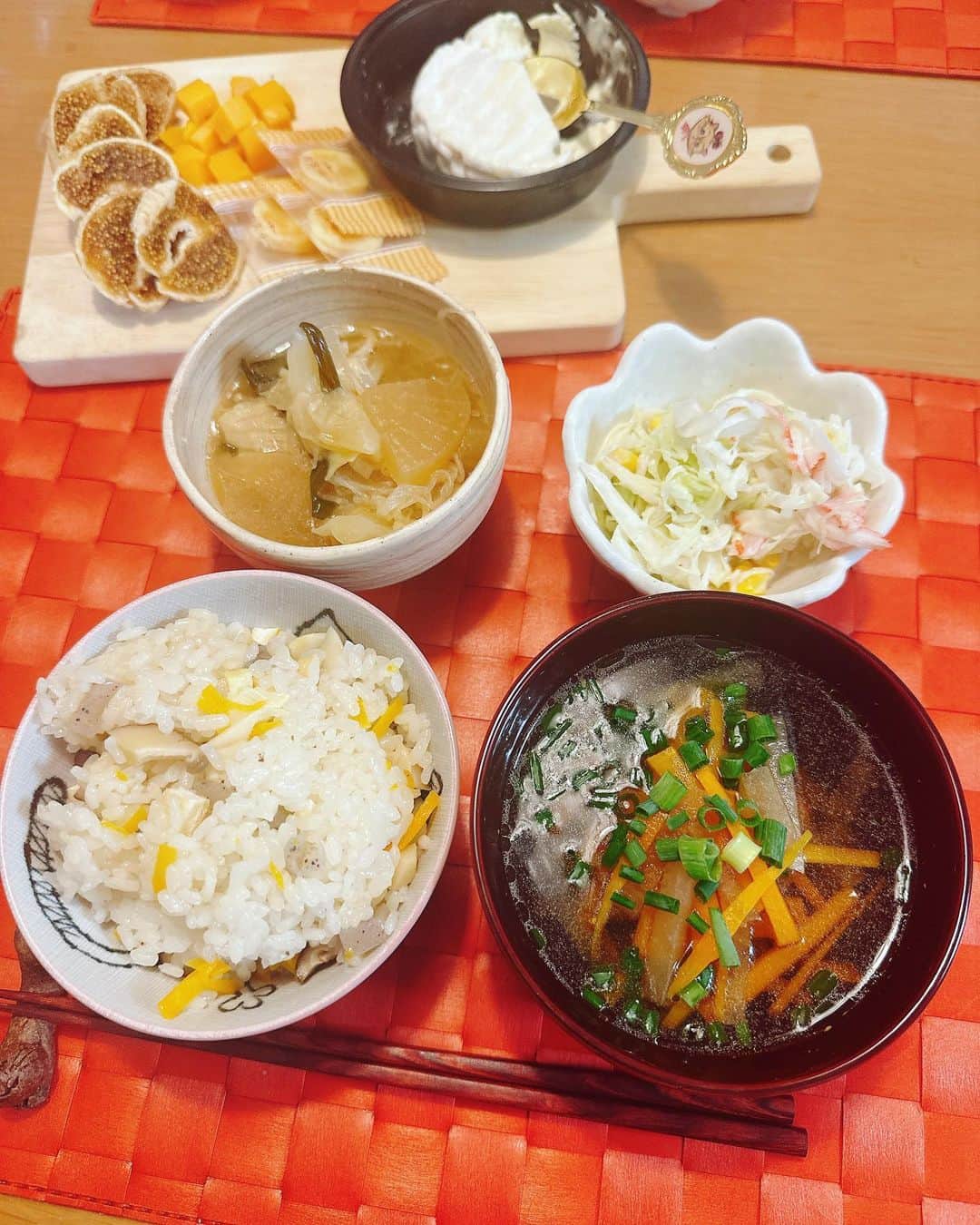 星那美月さんのインスタグラム写真 - (星那美月Instagram)「今日は、  ☑️昨日の残りのもつ鍋 ☑️炊き込みご飯 ☑️コールスロー ☑️鶏と野菜のおすまし  #dinner #おうちごはん」10月10日 21時24分 - mitsukihoshina