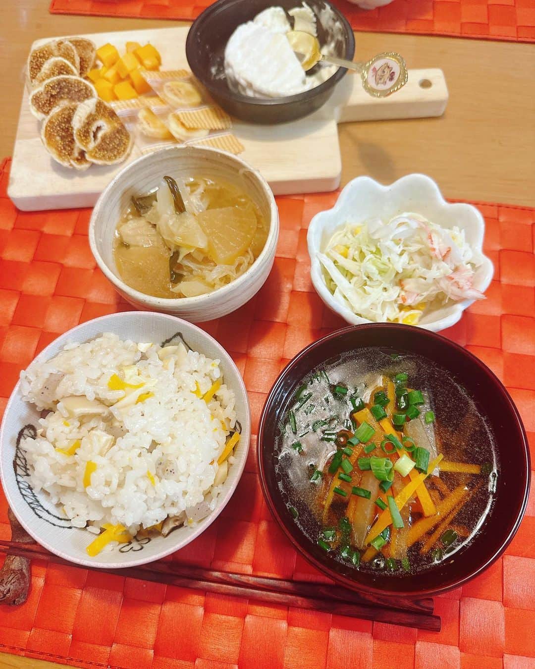 のインスタグラム：「今日は、  ☑️昨日の残りのもつ鍋 ☑️炊き込みご飯 ☑️コールスロー ☑️鶏と野菜のおすまし  #dinner #おうちごはん」