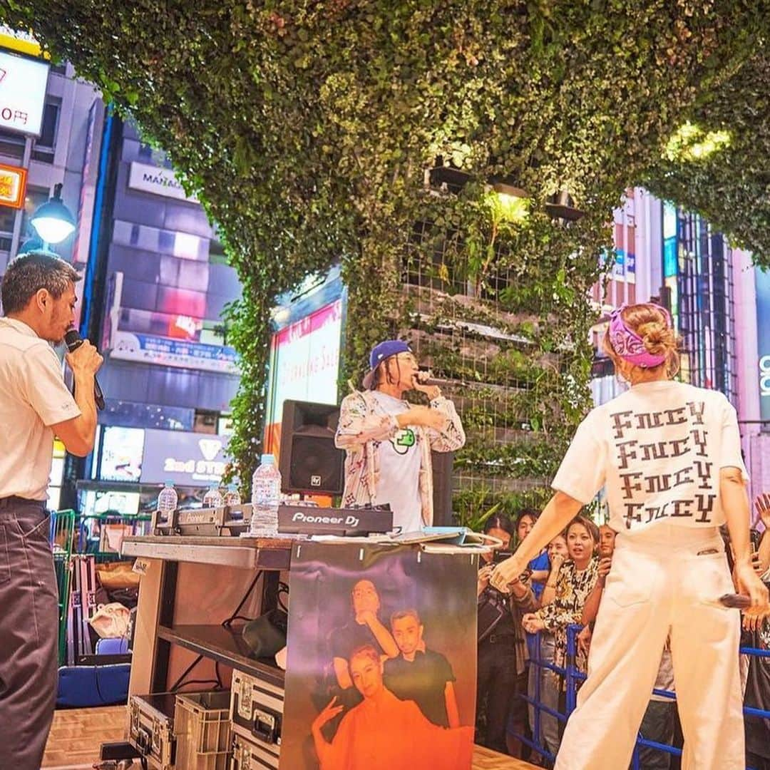 FNCYのインスタグラム：「昨夜より‼️ 2019年にリリースしたファーストアルバム『FNCY』の際に販売していたTシャツが何故かレーベル倉庫から大量に発見され🥹💦 4年の月日を経てWEBにて大感謝価格にて販売させていただいておりますっ🙇🏻‍♂️🙇🏻‍♀️🙇🏻 今後の再販は御座いませんので、お求め頂けましたら幸いです🗣️🗣️🗣️ このタイミングで是非ファーストも聴き直して下さいませっ 宜しくお願いいたします‼️ プロフィールにSHOPリンク御座います🙏🏽 . . . #fncy #zenlarock #grina #鎮座dopeness」