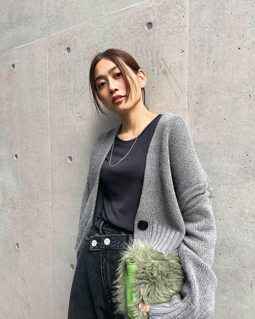 MOUSSY SNAPさんのインスタグラム写真 - (MOUSSY SNAPInstagram)「#MOUSSYSNAP @natorika 158cm  ・BUTTON SHORT KNIT CARDIGAN(010GAA70-6670) 全国のMOUSSY店舗／SHEL'TTER WEBSTORE／ZOZOTOWNにて10月20日(金)より発売開始。  ・LAYERED LIKE SHEER TOP(010GA680-5420) ・CROSS WAIST WIDE STRAIGHT(010GA211-5610) ・POINTED SHORT BOOTS(010GA652-5750) ・2WAY CHAIN FAX FUR BAG(010GAS51-6050) 全国のMOUSSY店舗／SHEL'TTER WEBSTORE／ZOZOTOWNにて発売中  #MOUSSY #MOUSSYJEANS」10月10日 21時24分 - moussysnap