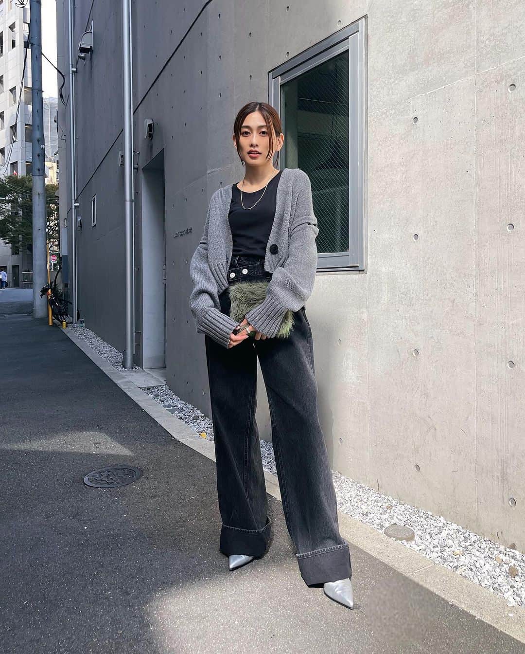 MOUSSY SNAPさんのインスタグラム写真 - (MOUSSY SNAPInstagram)「#MOUSSYSNAP @natorika 158cm  ・BUTTON SHORT KNIT CARDIGAN(010GAA70-6670) 全国のMOUSSY店舗／SHEL'TTER WEBSTORE／ZOZOTOWNにて10月20日(金)より発売開始。  ・LAYERED LIKE SHEER TOP(010GA680-5420) ・CROSS WAIST WIDE STRAIGHT(010GA211-5610) ・POINTED SHORT BOOTS(010GA652-5750) ・2WAY CHAIN FAX FUR BAG(010GAS51-6050) 全国のMOUSSY店舗／SHEL'TTER WEBSTORE／ZOZOTOWNにて発売中  #MOUSSY #MOUSSYJEANS」10月10日 21時24分 - moussysnap