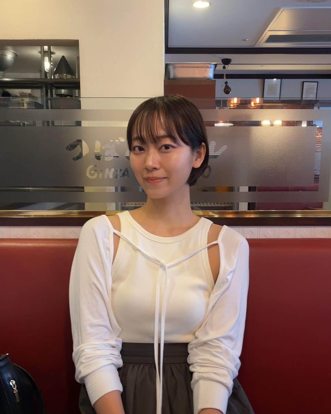 郡司りかのインスタグラム：「これ去年の秋やん！ 写真投稿しようとしてたらすっかり１年が経ってしまっていました。。  ショートカットにしたい気持ちをぐっと堪えて髪を伸ばしてます😑😑😑  そういえば歯科矯正がそろそろおわりそうです。 頬の凹みや上唇の膨らみ、上がらない口角とももうすぐサヨナラ〜🕊️ 早く１年前のほっぺに戻りたい！  #ショートヘア #ミニボブ #秋服 #カーディガン」