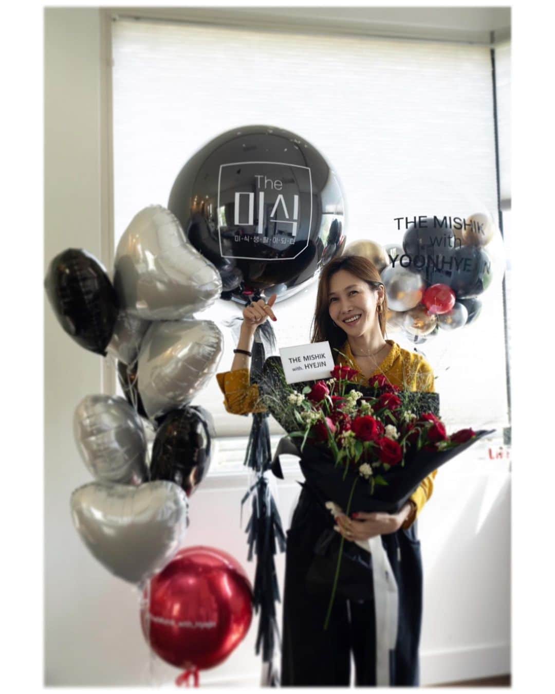 ユン・ヘジンのインスタグラム：「#광고 평소에도 애용하던 ‘더 미식’ 인데 영광스럽게도 앰버서더로 활동하게 되었습니다~  사실상 집밥을 좀 중시 생각하는 저한테는 일반적인 즉석밥이나 국물요리 제품들이 크게 신뢰는 가지 않았어서 정말 급할때만 찾긴 했었는데 그런 저의 선입견를 확 깨주었던 더 미식!!   정말 맛있고 건강한 밥상을 재현해 주어서 너무 든든한 식품들이에요~ 앞으로 주기적으로 더 미식의 제품을 열심히 소개 해 드릴게요😎   제가 첨으로 소개 시켜드릴 제품은 “더미식 한우사태곰탕”!! 깊은 감칠맛을 위해 장시간 우려낸 육수래요~~  끓일수록 부드러운 사태와, 고소하고 육즙 가득한 목심이 만나 다채로우며 쫄깃한 식감으로 즐길 수 있어요~ 국물이며 고기가 진짜 집에서 즐길 수 있는 퀄이 아님!   다음은 “더미식 백미밥“ 더 미식 즉석밥들은 “첨가물 없이 100% 쌀과 물로만” 지은 밥이라 진짜 집밥 같은 풍미를 느낄 수 있다는게 가장 큰 메리트인데요~ 뚜껑과 밥 사이에 공기층이 있어 눌리지 않고 한알한알 살아있는 밥알을 느낄 수 있습니다~   집에서 사태곰탕 끓이려면 몇일 걸리는데 이렇게 간단한게 한 끼 식사를 건강하고 맛있게 먹을 수 있게 해주는 더미식이란....❤️  지금 날씨에 딱인거같아여~^^  어여 잡솨보소~~! #더미식 #더미식밥 #더미식국물요리」