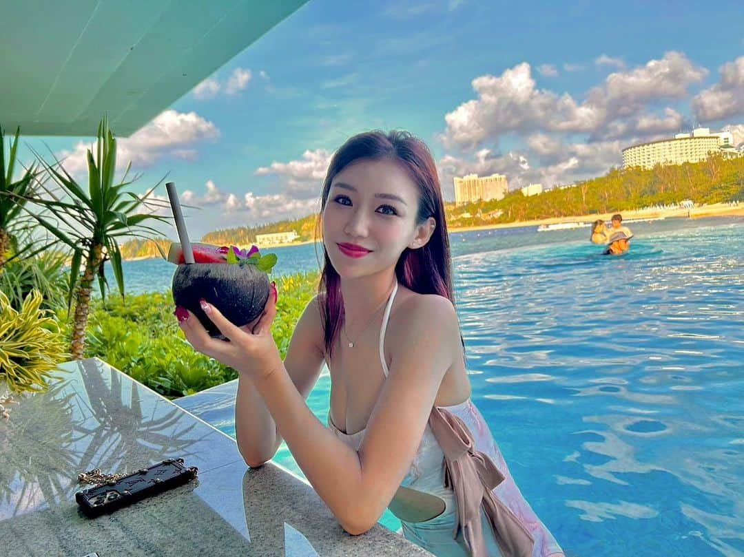 yu-yu.（友癒）のインスタグラム：「. 楽しかったなぁ🍉⛱️ ハワイ行ってもっとゆっくりしたい🥺  #社員旅行 #沖縄 #沖縄旅行 #ハレクラニ沖縄 #プール #プールでアルコール」