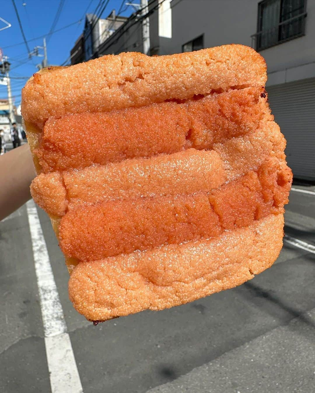 Coffee & Toast Tokyoのインスタグラム：「"うま辛" 明太バターぱん‼︎ ❤️🩷❤️🩷❤️🩷❤️🩷❤️🩷  “The best fish swim near the bread.”  バターを効かせた明太子をパンに閉じ込めて。  バターが引き立てる、ピリッとした明太子の旨み、たまらんです😋😋😋  . . . . . . #うま辛明太バターぱん #明太子  #明太子パン  #roe  #spicyfood  #mentaiko  #明太子バター  #うま辛 #cod #codroe  #三軒茶屋ランチ  #世田谷線カフェ  #パンスタグラム  #東京カフェ  #三軒茶屋カフェ #三軒茶屋  #パン #三茶カフェ  #三茶 #田園都市線カフェ #コーヒーアンドトースト  #coffeeandtoast #foodie  #foodiegram #japnesefood」