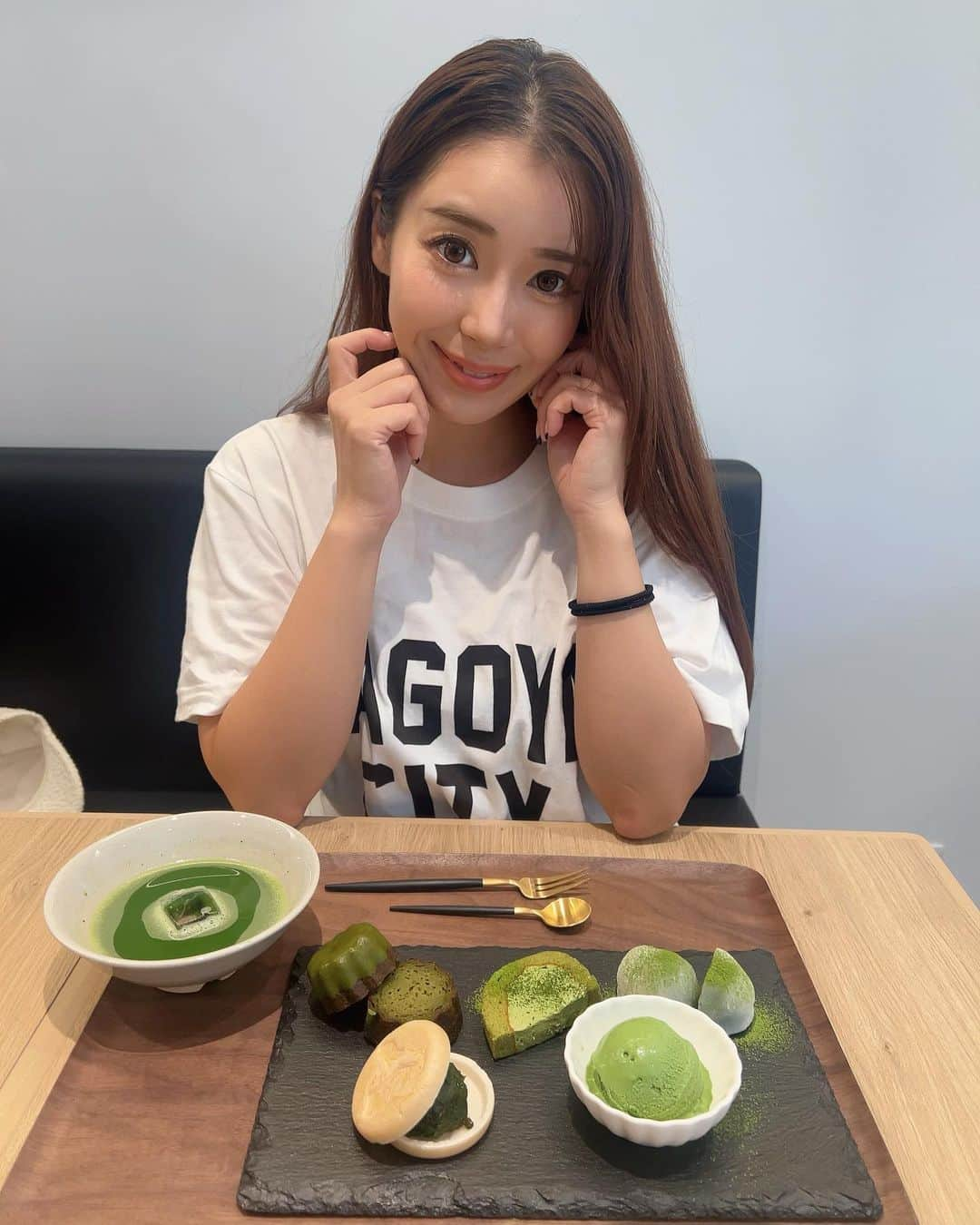 中村かなのインスタグラム：「抹茶づくしのスイーツでtea time🍵 日本茶や和菓子って大好き🍃  ￣￣￣￣￣￣￣￣￣￣￣￣￣￣￣￣￣  食欲の秋🍂 @vic_body_maintenance_relax さんで ハイフ.ハーブピーリング.イオン導入 を受けてきました🧖‍♀️  こちらのハイフは首までやってくださるの✨ そして、これだけやって60分以内で終わるのもうれしい🥰  " かなのインスタ見た "で 500円オフ ※10/15 の予約まで  #PR @vic_body_maintenance_relax #ハイフ #小顔 #ハーブピーリング #ハーブトリートメント #イオン導入 #美肌 #美肌ケア #美肌レシピ #アラサー美容 #アラフィフ美容 #アラフォー美容」