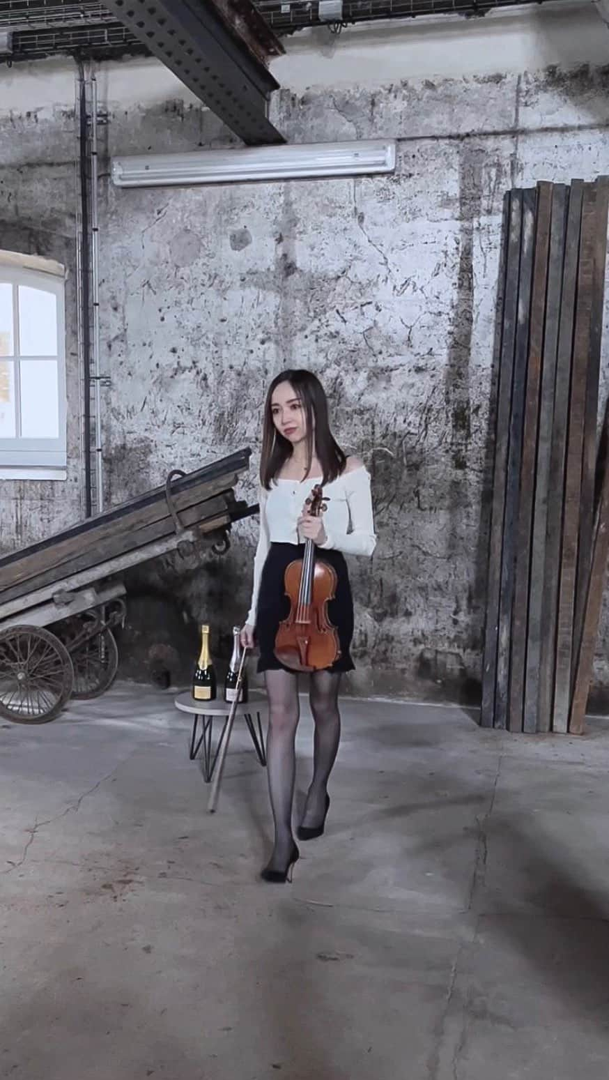 宮本笑里のインスタグラム：「３月にメゾンへ伺った時の撮影風景です🎥  #krug #violin @krugchampagne」