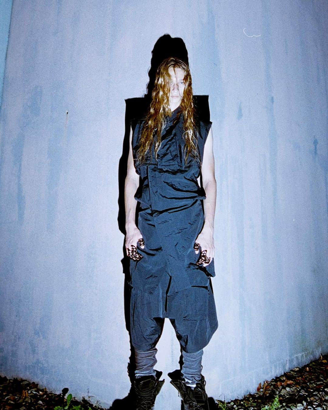 ユリウスさんのインスタグラム写真 - (ユリウスInstagram)「JULIUS [ disarray; ] PRE - FALL 2024 COLLECTION ⠀ Photographer: Shun Komiyama @shun_komiyama Stylist: Hayato Takada @hayato_takada Hair: Hayate Maeda @hayatemaeda Makeup: Kazuhiro Takenaka @takenaka_makeup Starring: Rodney @rodney_osei - @wizardmodelsmen, Jobey @jobeymitchell - @donnamodels.jp, Ksenia @ksyunma - @cdumodels ⠀ #JULIUS_7#JULIUS#PRE」10月10日 12時50分 - _julius7official